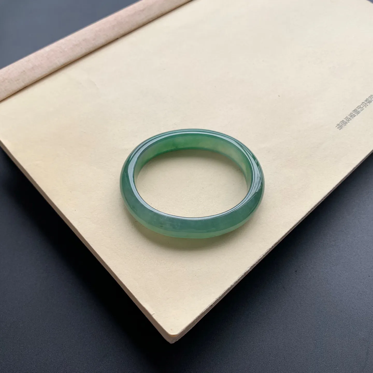 53.3圈口冰油绿贵妃手镯 尺寸：53.3-45-11.5-7.2，无纹裂，水润细腻，胶感十足