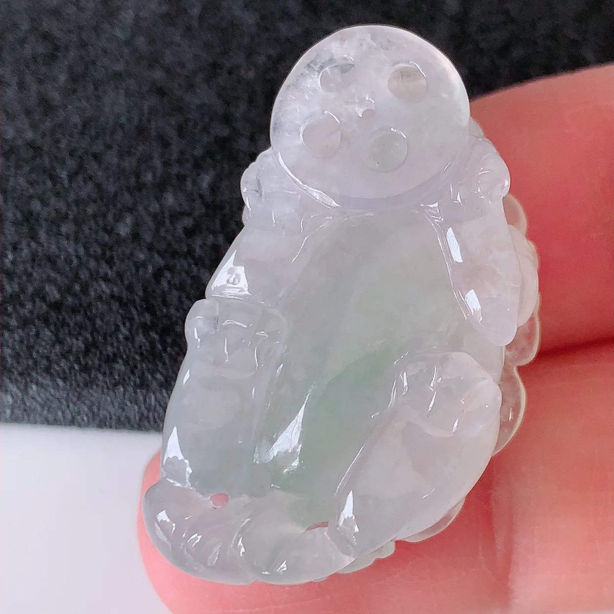 自然光实拍，冰种翡翠招财貔貅吊坠，民间有“一摸貔貅运程旺盛，再摸貔貅财运滚滚，三摸貔貅平步青云 ”的美好祝愿。#01.22