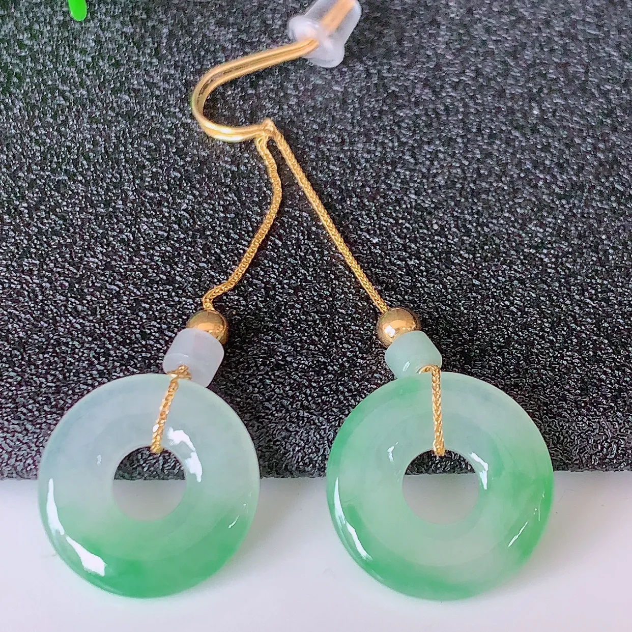 18k金镶嵌冰种飘绿翡翠平安扣耳坠，沁人心脾，耳坠佩戴效果大气出众，尽显气质。种水好，胶感足，颜相当漂亮，高性价比，值得入手品鉴！#41.22整体43.5裸石14*2.6