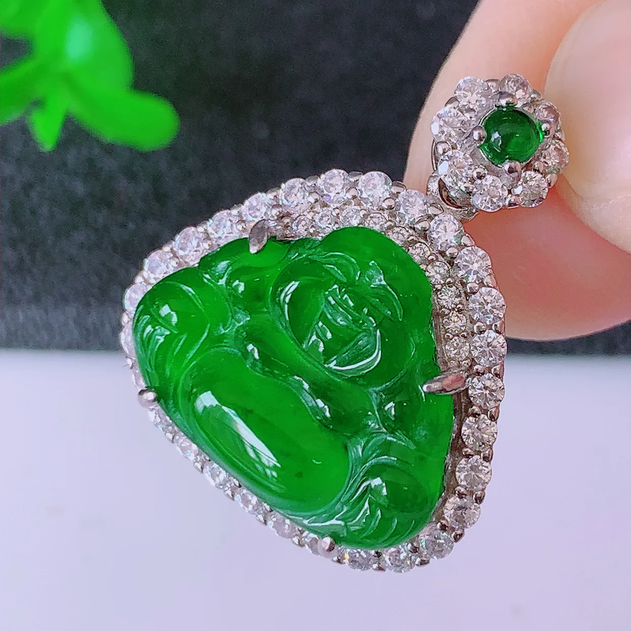 冰透满绿翡翠925银镶嵌佛公吊坠，自然光实拍，翠色灵动，颜色漂亮，种老水足，品相佳，佩戴佳品！#98.22整体24.5*20.5*9.2裸裸16.5*13