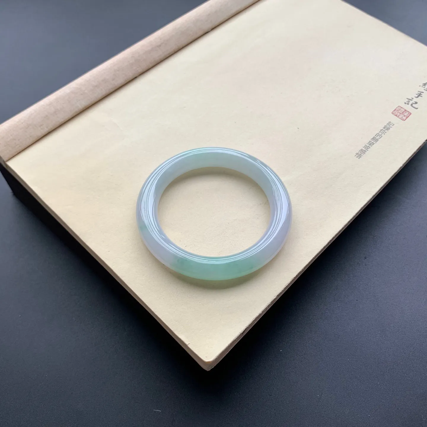 57圈口飘绿圆条手镯 尺寸：57-10.2-10.8，无纹裂，细腻釉洁，色泽靓丽