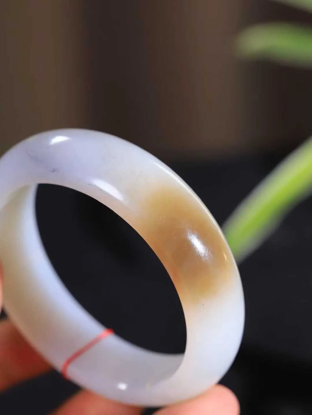 （柔情似水.手镯）

精品和田玉糖白飘青花手镯，玉质温润细腻，镯型饱满圆润，优雅知性，姽婳于幽静兮，又婆娑乎人间，经典款型，古朴典雅。极具灵性，腕间风情，风姿卓越。 
重77.6克   尺寸58.5-17.8-8.6mm    FDL-361101626