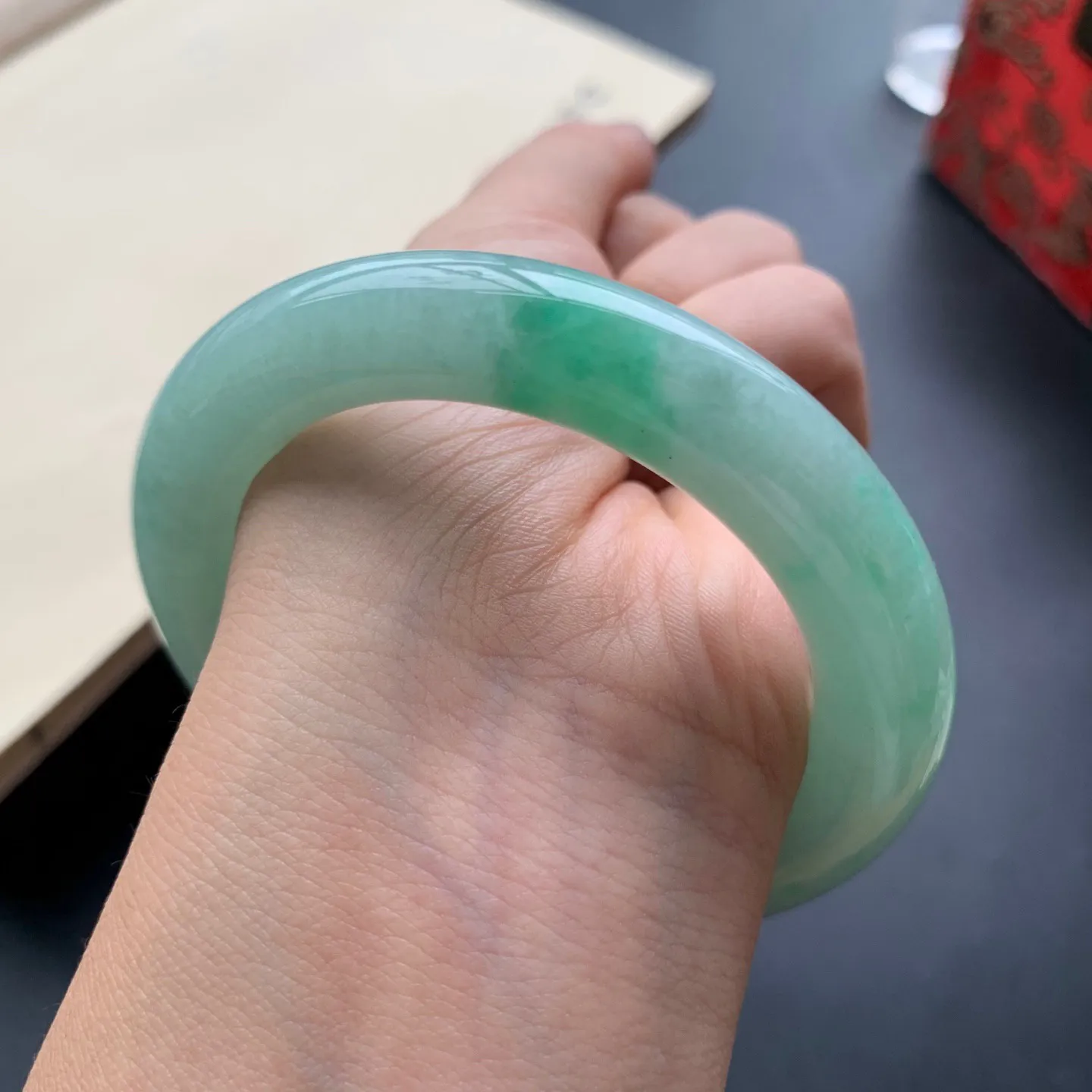 53.8圈囗飘绿圆条手镯 尺寸：53.8-10.8，细腻光滑，条形饱满