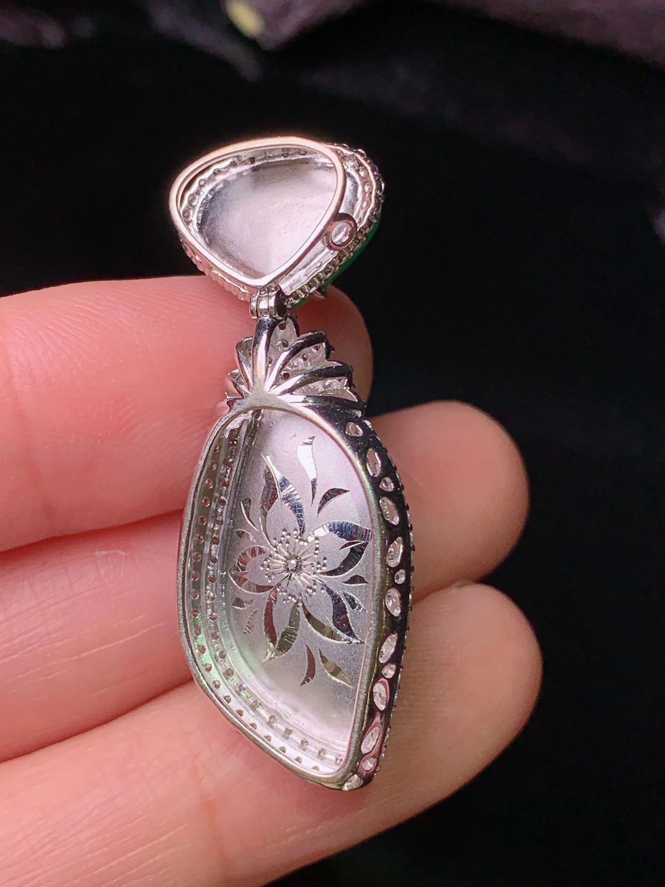 18k金钻镶嵌翠绿随形吊坠 玉质细腻 色泽清新艳丽 整体尺寸38.5*14.2*11.2