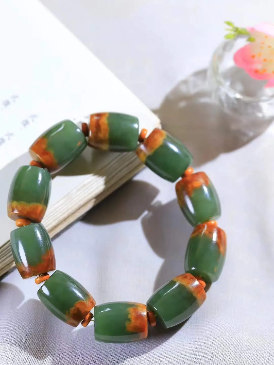 （路路通.手串）

新疆和田玉手串 玉质细糯出油，成色均匀，品相极好…
做工圆滑饱满大气。如清风拂袖，不经意间已是大美重102.8克   尺寸取一20-15.6mm   FDL-781102431