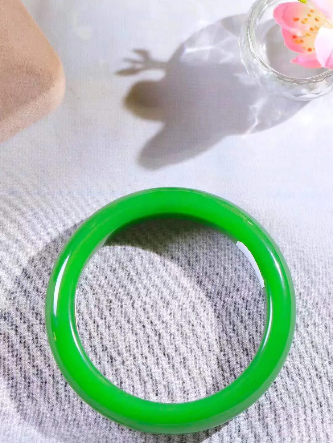 （温柔雅致.手镯）

典藏传家级臻品️和田玉碧玉手镯。镯型饱满，温润细腻，脂润沁香。️执一卷书，沏一盏茶，着一袭裙，戴一只镯。淡淡浅笺，素心若兰，静赏玉中诗画。悠悠岁月，芊手轻摘，盛满诗样芳华。重72.3克   尺寸60.5-9.7-13.6mm    FDA-321102400