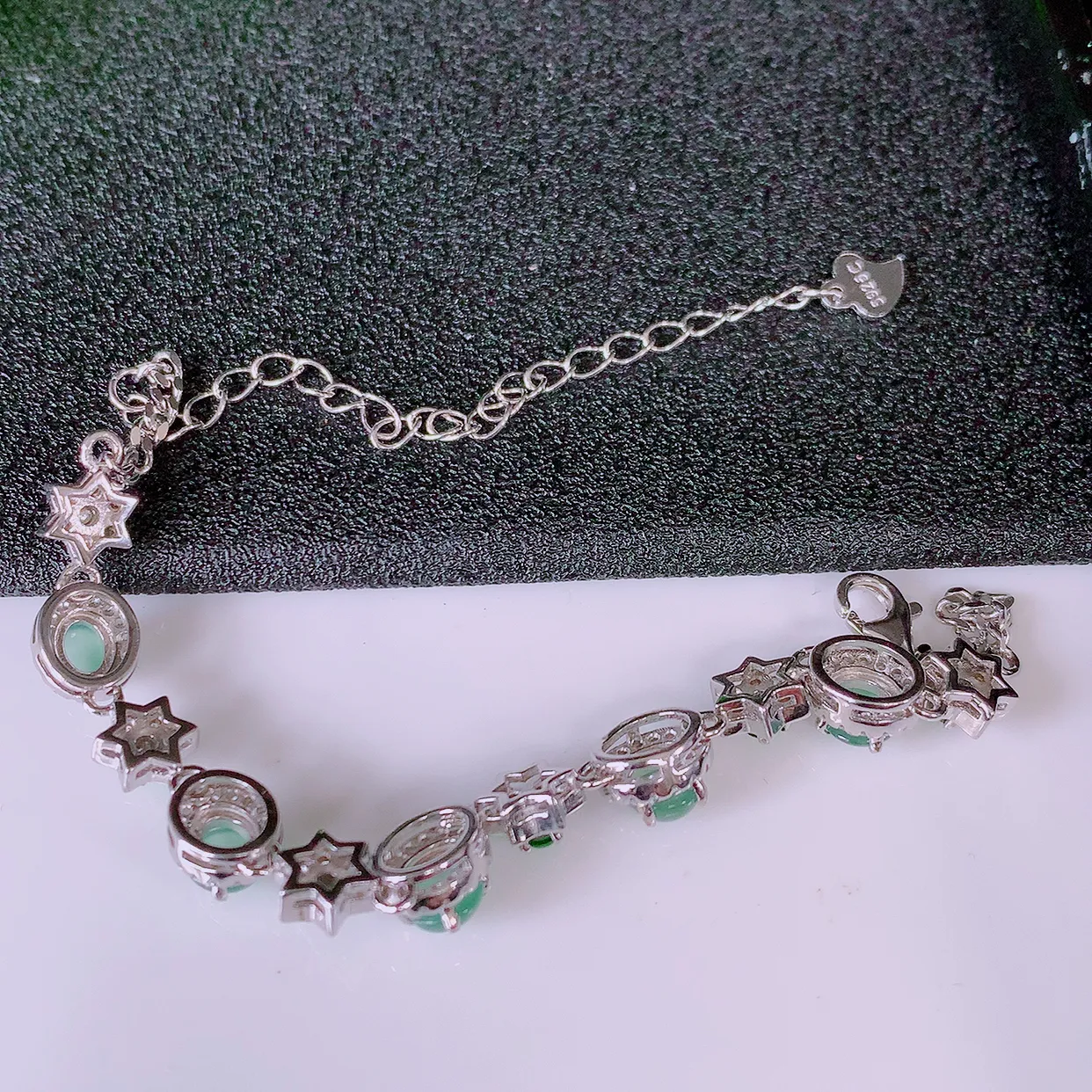 冰透满绿翡翠925银镶嵌手链，自然光实拍，翠色灵动，颜色漂亮，种老水足，品相佳，佩戴佳品！#97.20取一整体7.2*6.5-5.5 裸石4.5*4.5