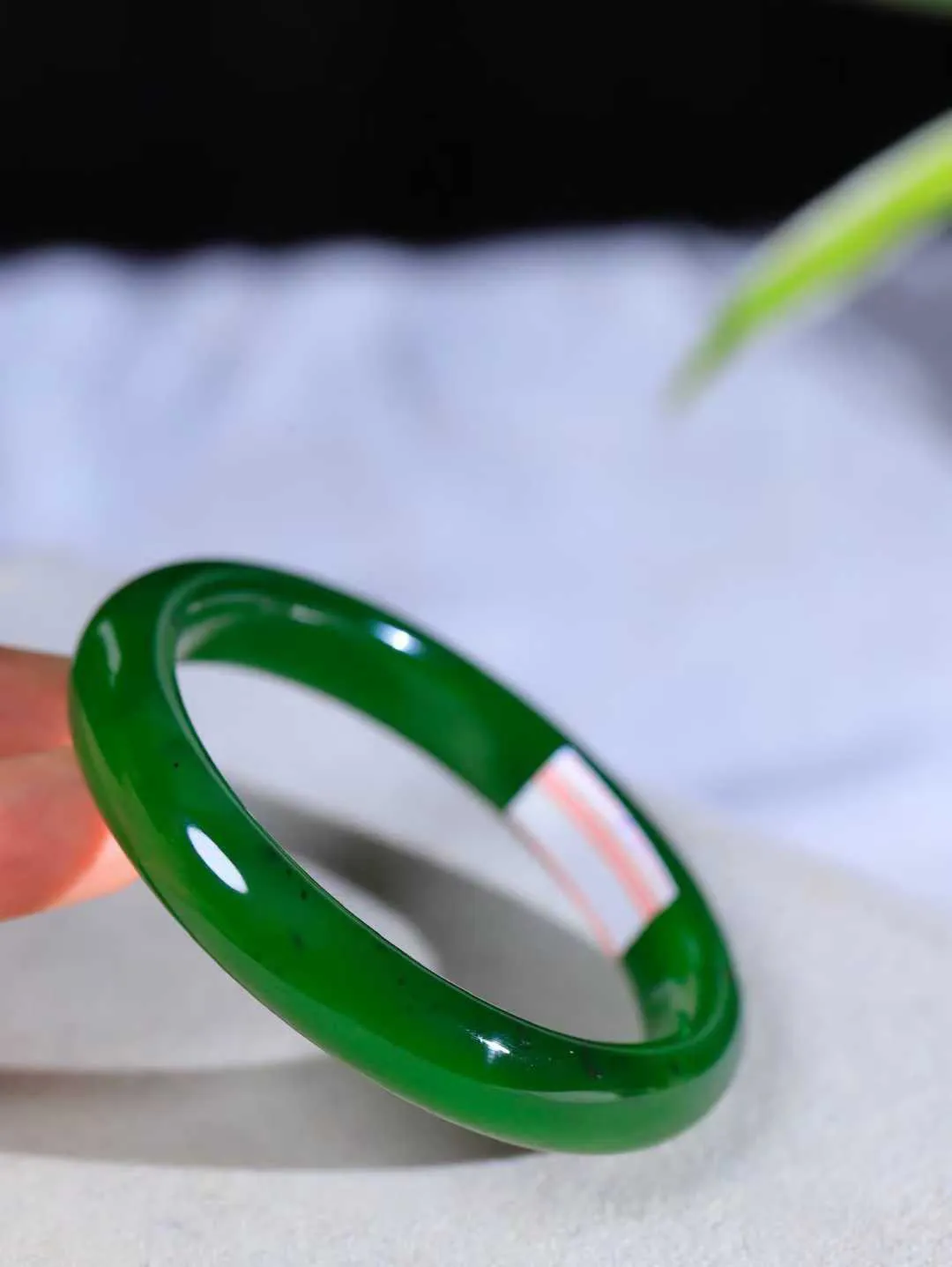 【碧波流转·手镯】

收藏级臻品️和田玉碧玉手镯，玉质细腻温润，手感舒适，️线条流畅，简约大气，美自天成，佩戴于腕间，婉约之美，举手投足间透出那份低调奢华，醉人心扉。
重54克 内径圈口60mm尺寸11.7-8.4mm  FDA-131101608