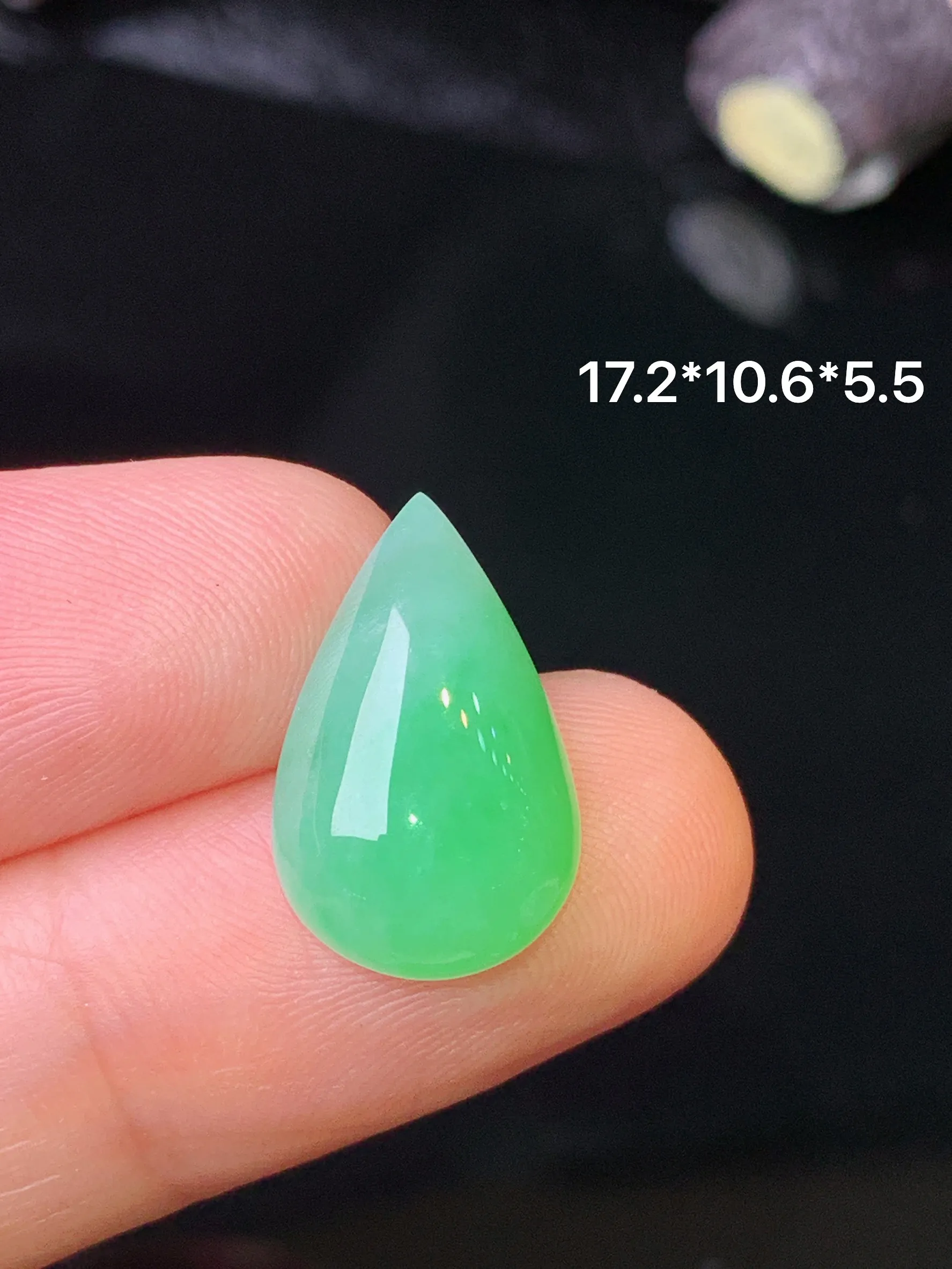 镶嵌款 翠绿水滴吊坠 玉质细腻 色泽清新艳丽 整体尺寸17.2*10.6*5.5