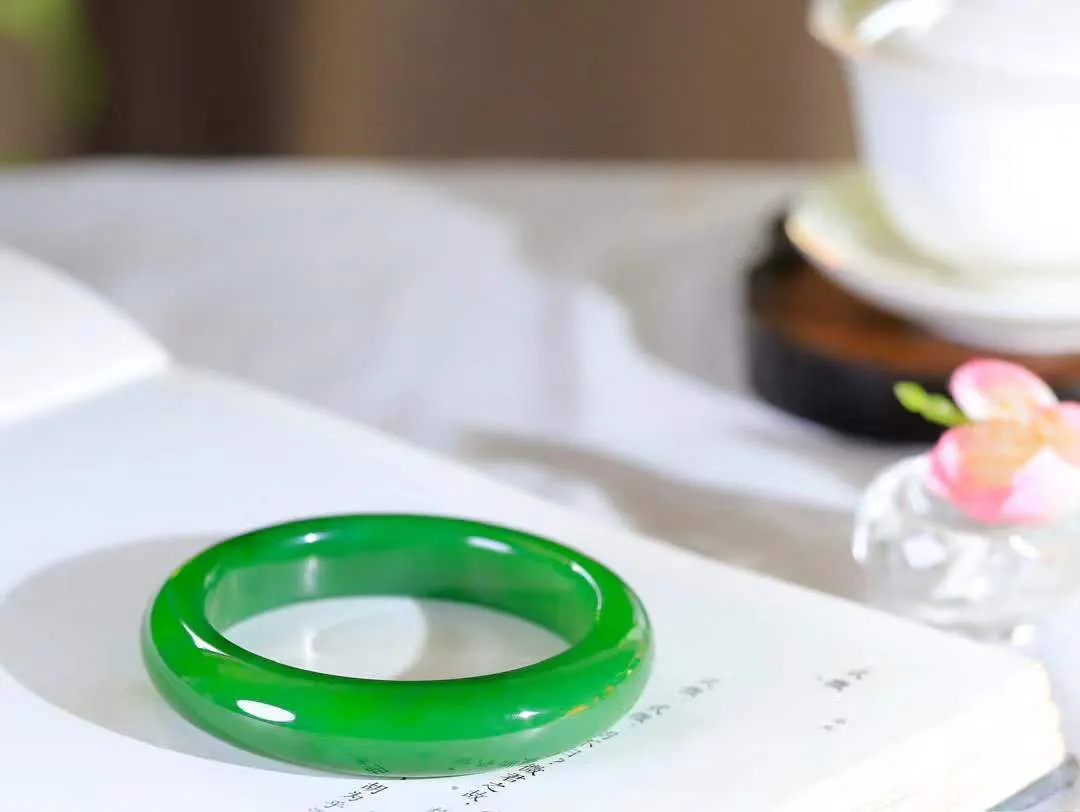 【碧波流转·手镯】

典藏级臻品️和田玉碧玉微猫眼手镯，玉质细腻温润，手感舒适，️线条流畅，