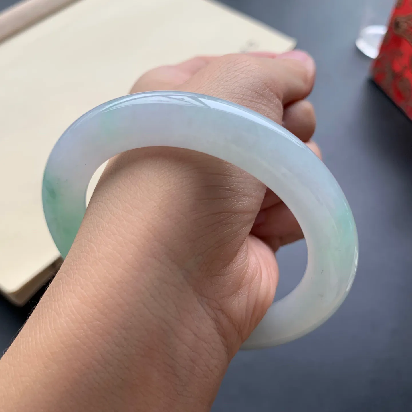 57圈口飘绿圆条手镯 尺寸：57-10.2-10.8，无纹裂，细腻釉洁，色泽靓丽