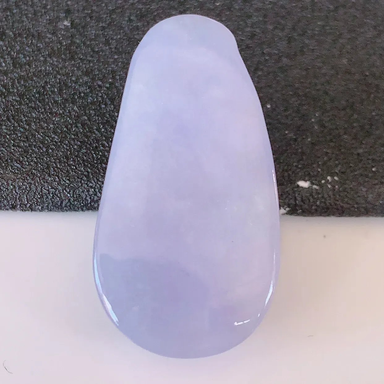 自然光实拍，冰润紫罗兰翡翠福豆吊坠，寓意“四季平安，福气满满”胶感十足，饱满， 佩戴效果优雅迷人！#57.20