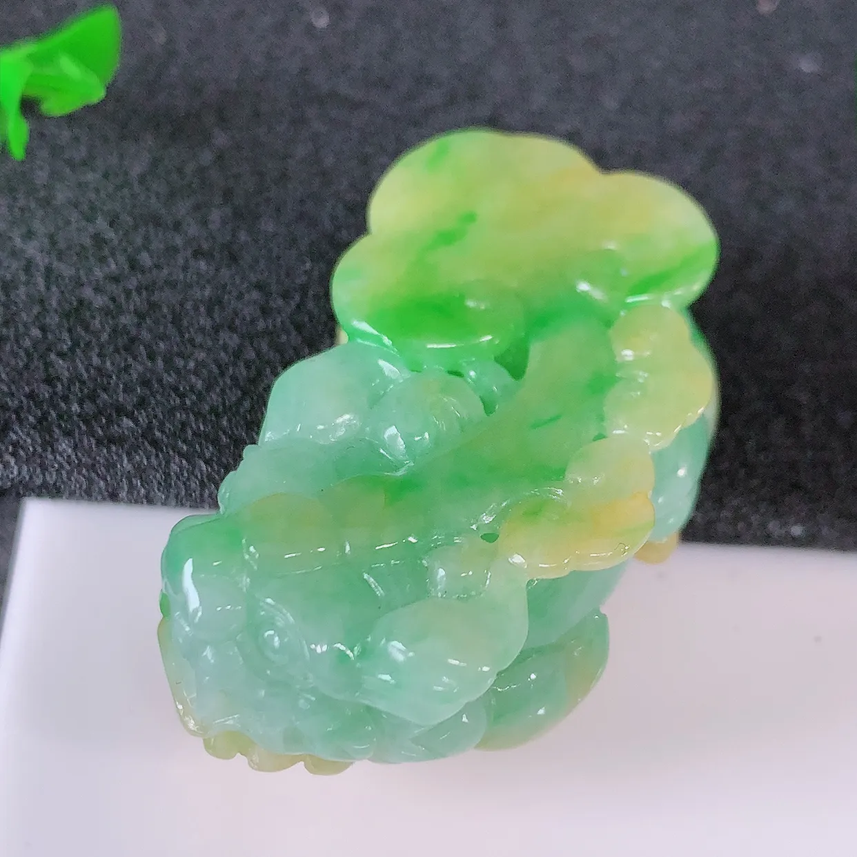 自然光实拍，特色冰润黄加绿翡翠招财貔貅吊坠，民间有“一摸 貔貅运程旺盛，再摸貔貅财运滚滚，三摸貔貅平步青云 ”的美好祝愿。#97.20