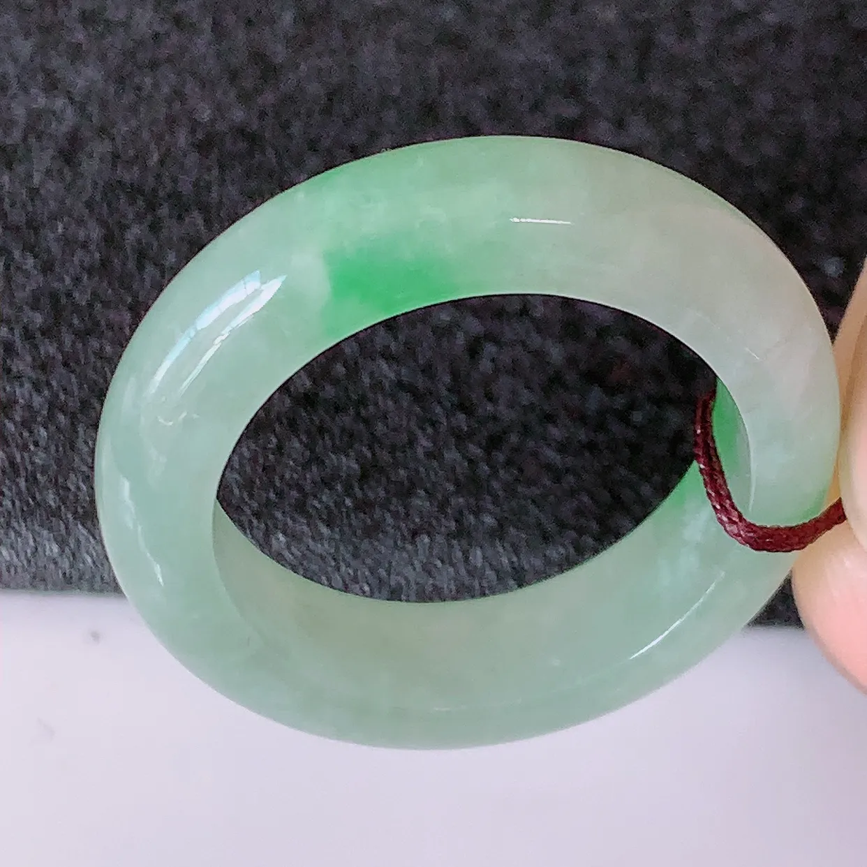 自然光实拍，19.2mm内径冰飘绿翡翠指环，玉戒指，玉质莹润，好精美好冰润的指环，20圈口，上手纤巧！#57.22尺寸19.2*5.8*4