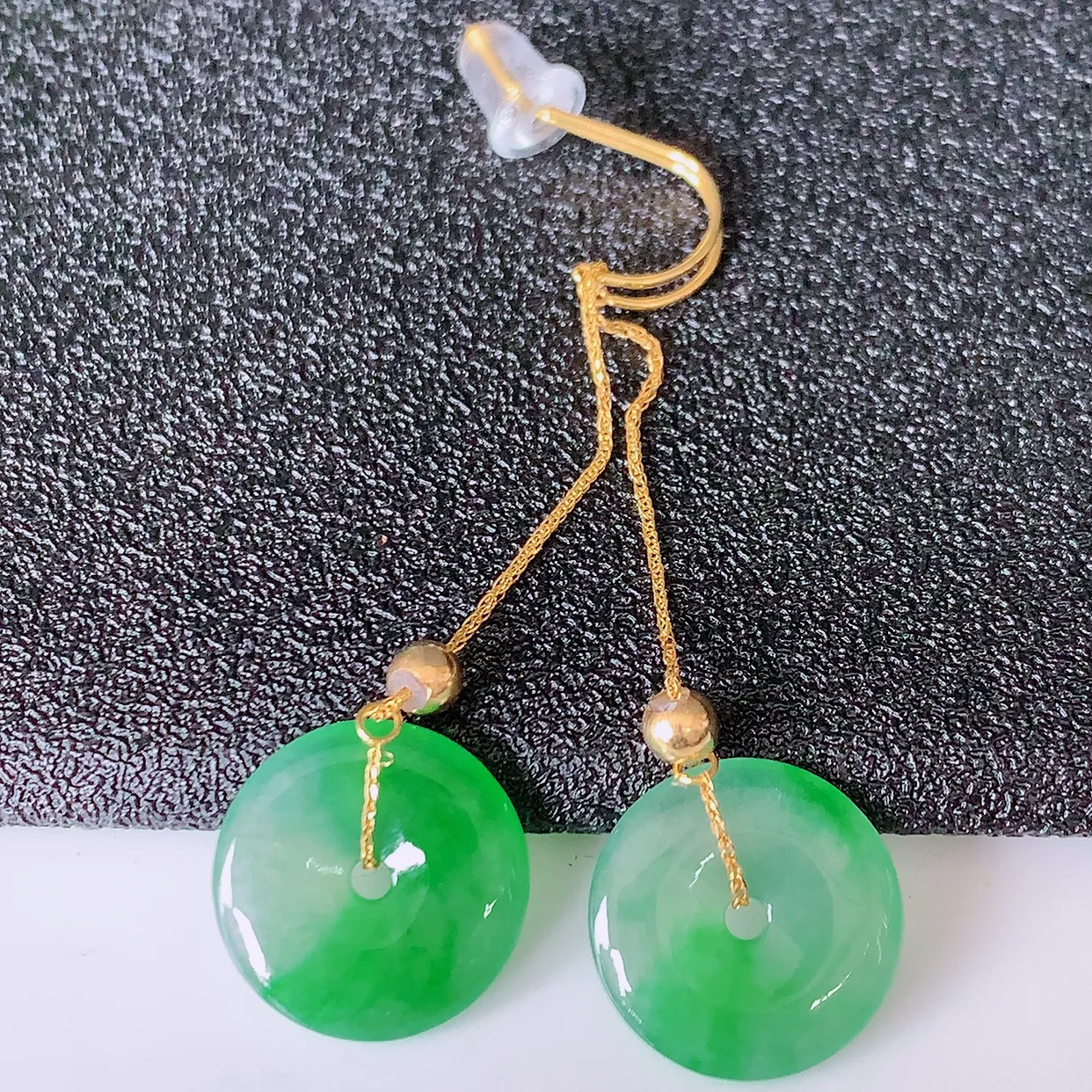 18k金镶嵌冰种飘绿翡翠平安扣耳坠，沁人心脾，耳坠佩戴效果大气出众，尽显气质。种水好，胶感足，颜相当漂亮，高性价比，值得入手品鉴！#41.22整体45裸裸12*2