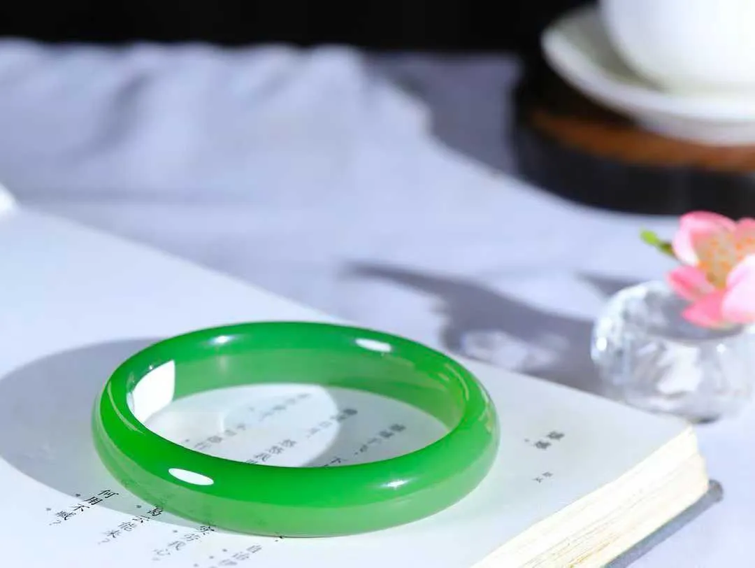 【碧色荡漾·手镯】

典藏级臻品和田玉碧玉手镯，玉质细腻温润，手感舒适，️线条流畅，简约大气