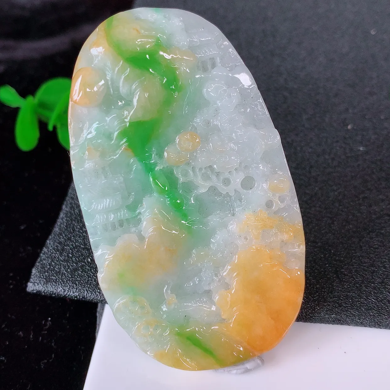 自然光实拍，特色黄加绿翡翠山水牌吊坠，三彩翡翠山水牌，寓意“常青、背靠大山、水（财）长流、平安之意”生机盎然的翠意，一眼既心醉，雕工精致， 佩戴效果优雅迷人！#97.20