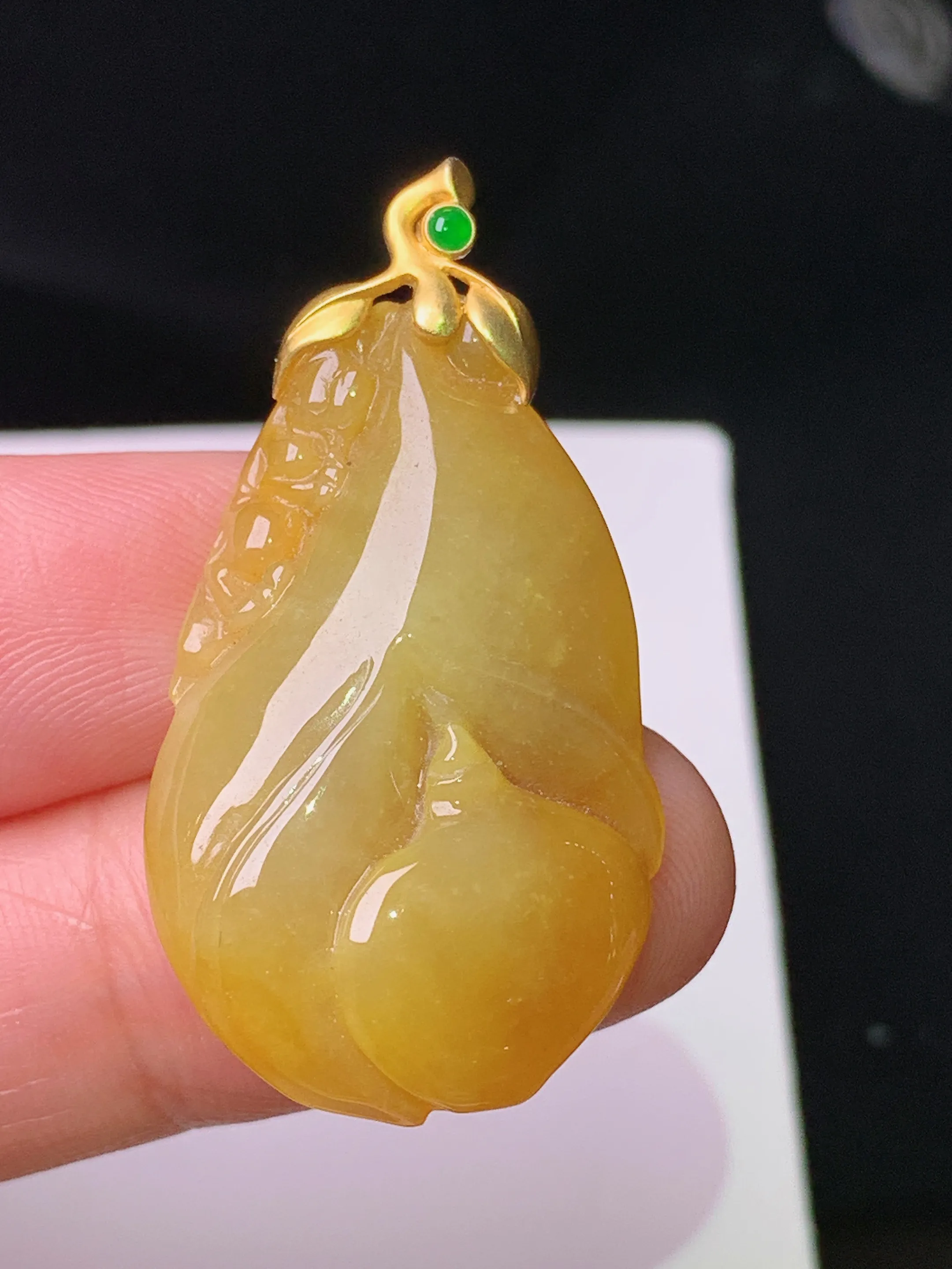 18k金镶嵌黄翡悟道吊坠 玉质细腻 色泽清新艳丽 整体尺寸37.2*19.5*6