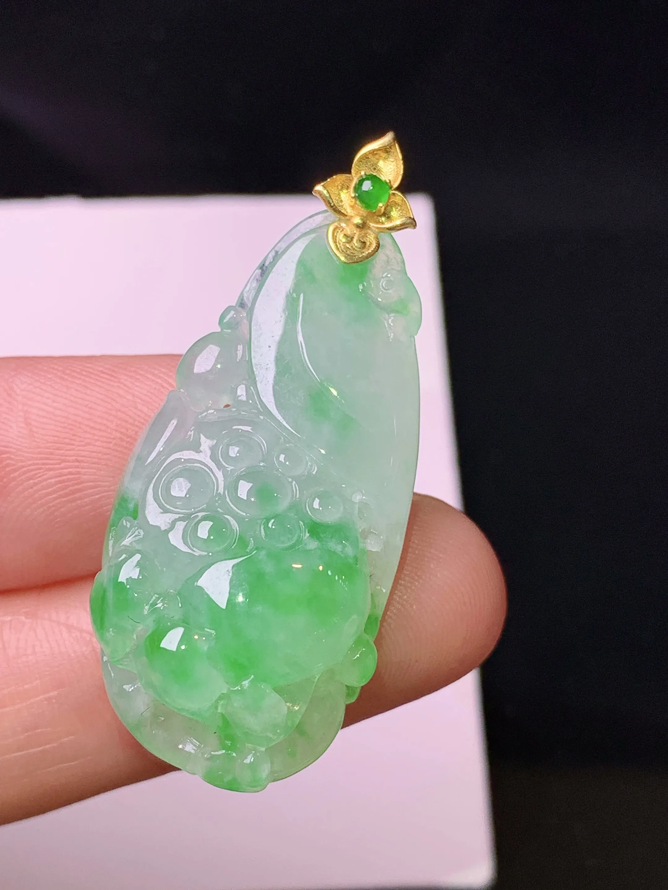 18k金镶嵌飘绿雕花件吊坠 玉质细腻 色泽清新艳丽 整体尺寸40*17.1*10