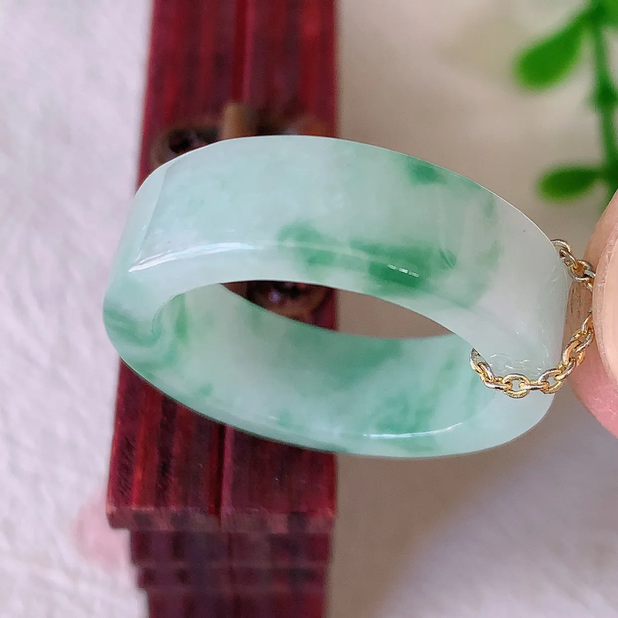 自然光实拍，18.4mm内径冰飘花翡翠指环，玉戒指，玉质莹润，好精美好冰润的指环， 18圈口，上手纤巧！#12.20尺寸18.4*6.6*3.2