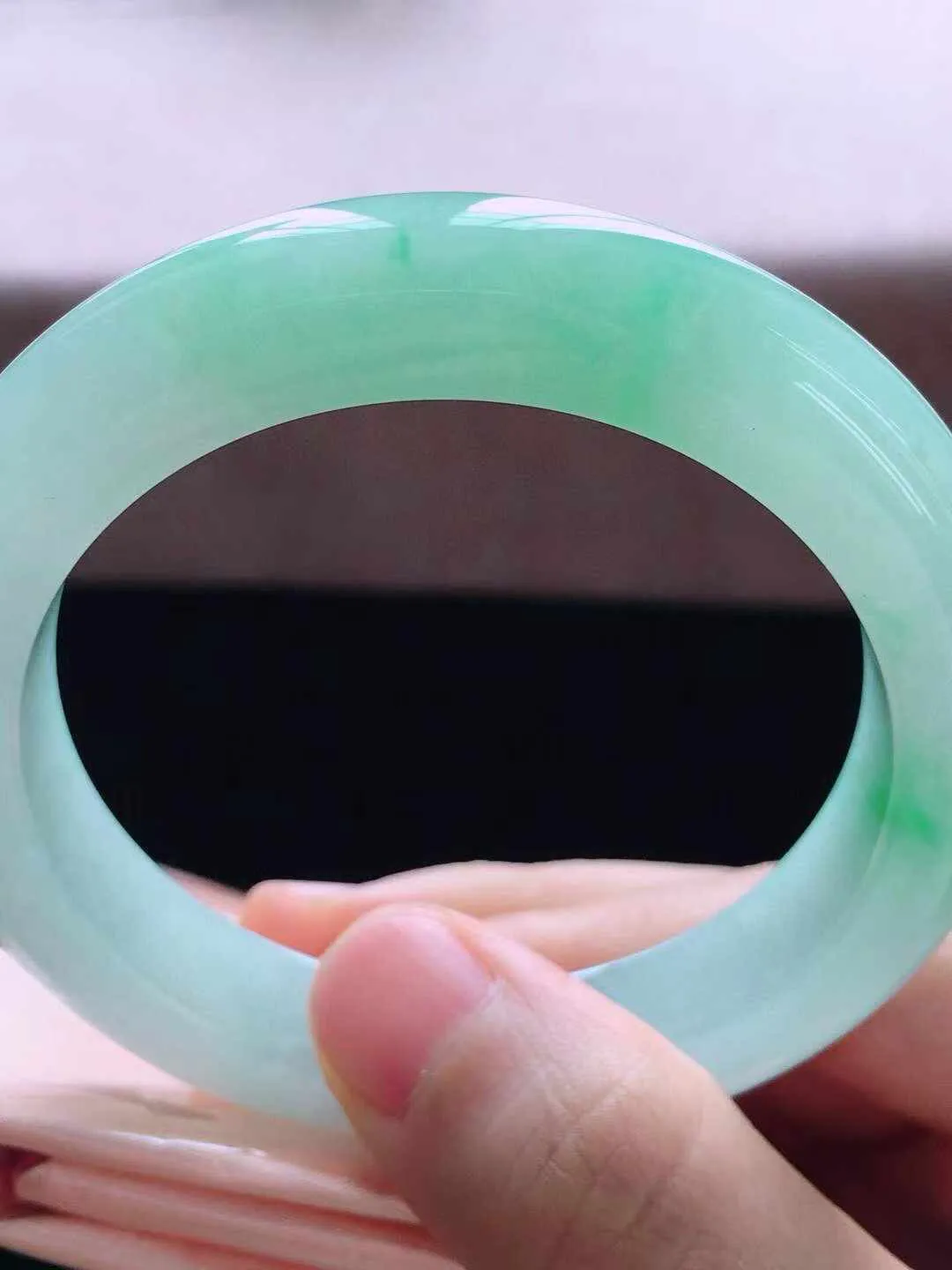 【翡翠名称】老种飘绿花54.8正圈口翡翠手镯
【翡翠尺寸】54.8*11.3*9.5mm适合53.8-56正圈口佩戴
【翡翠描述】缅甸天然翡翠A货，种老水足，玉质细腻，色泽靓丽，性价比高，佩戴效果好！