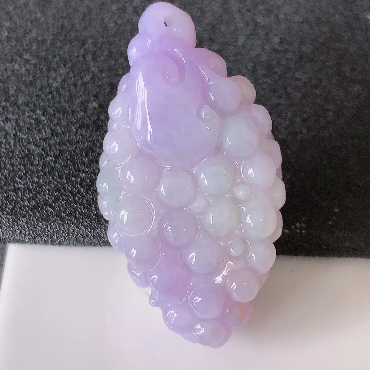 自然光实拍，冰润紫罗兰翡翠葡萄吊坠，多子多福，种老水足，雕工精湛 ，寓意美好，佩戴时尚出众！#05.22