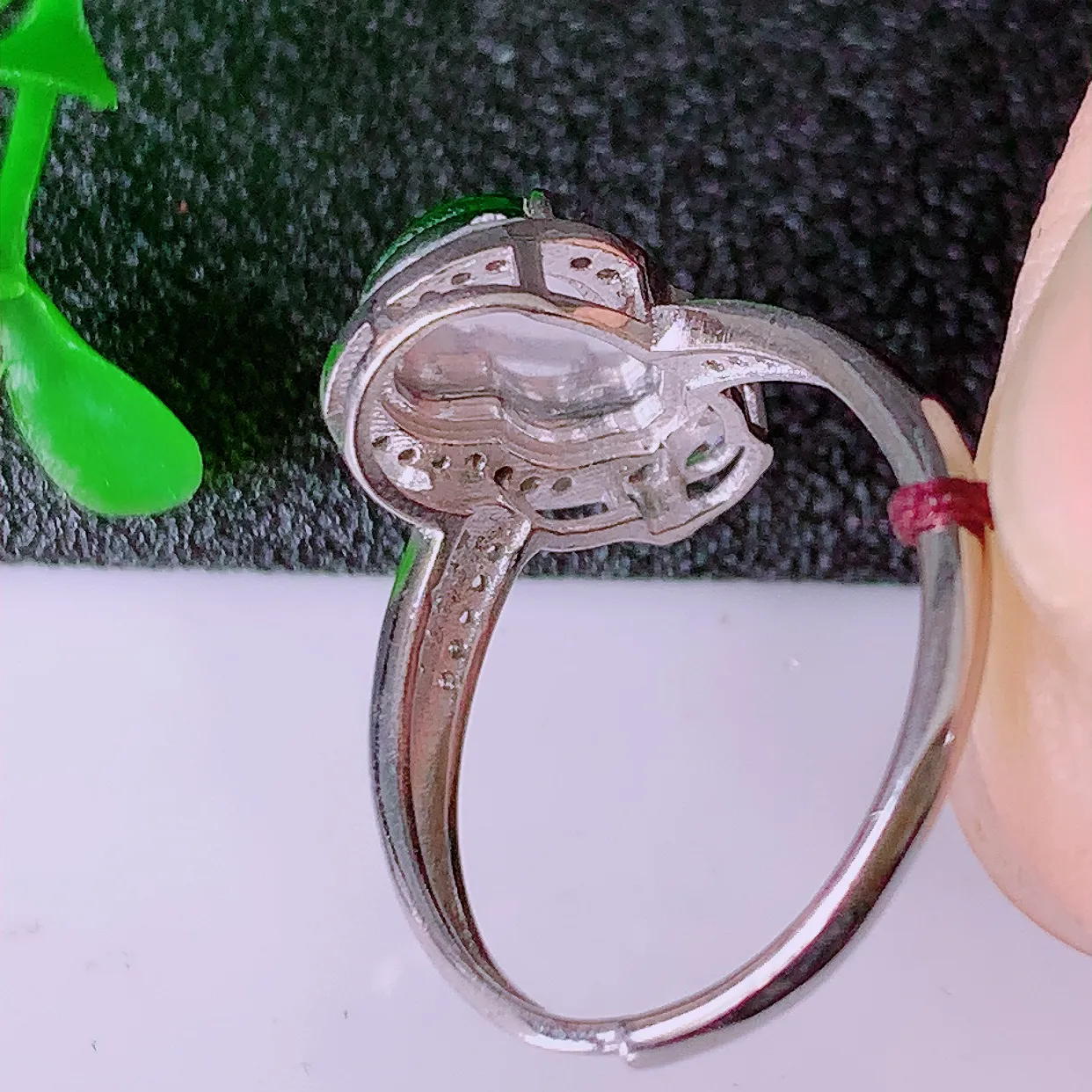 冰透满绿翡翠925银镶嵌葫芦戒指，自然光实拍，翠色灵动，颜色漂亮，种老水足，品相佳，佩戴佳品！#98.22（圈口可调大小）整体17.5*23.8-5.5裸石9.5*7