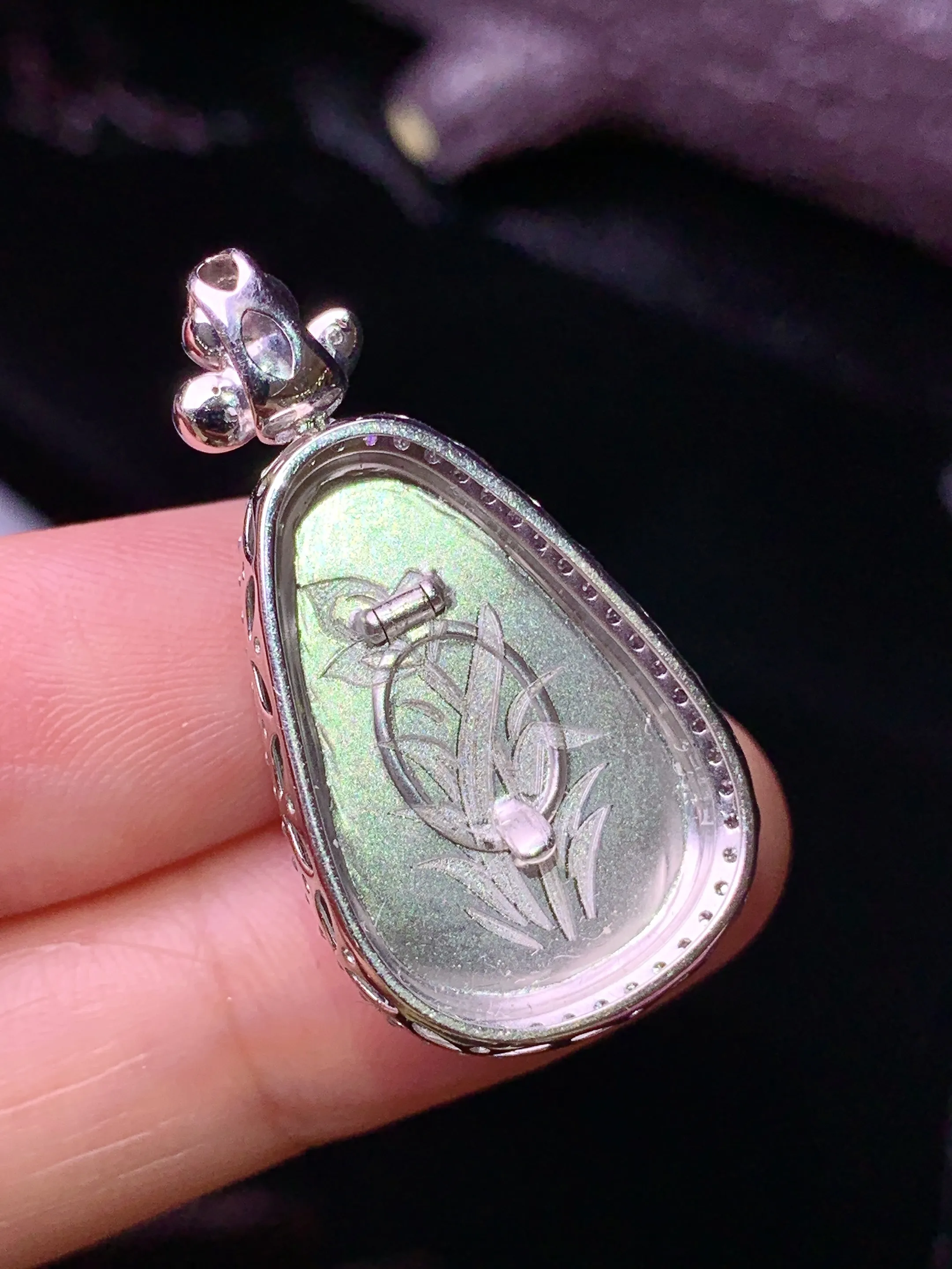 18k金钻镶嵌飘绿如意吊坠 玉质细腻 色泽清新艳丽 整体尺寸32*17*9.8