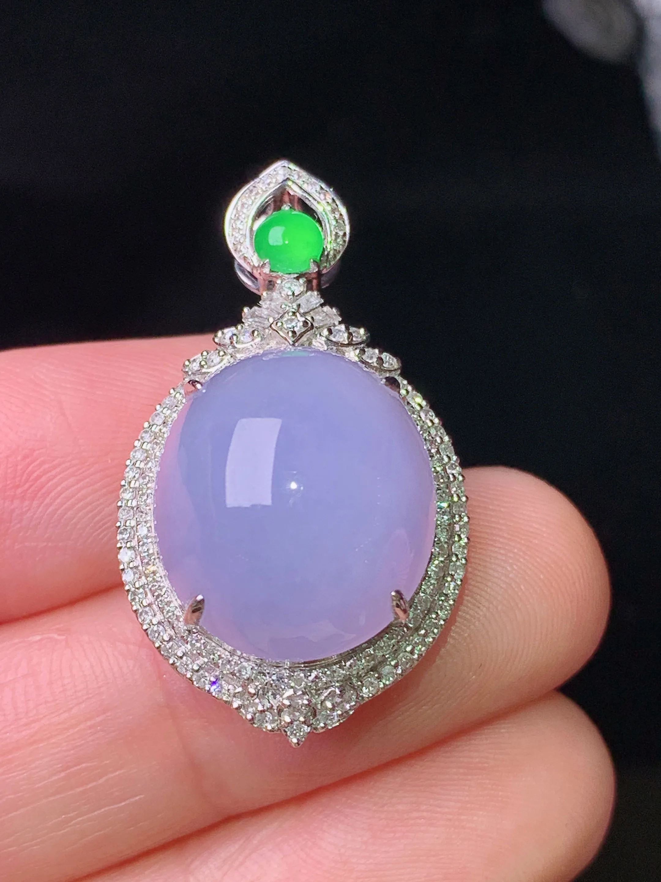 18k金钻镶嵌紫罗兰蛋面吊坠 玉质细腻 色泽清新艳丽 整体尺寸30.8*17.7*13.5