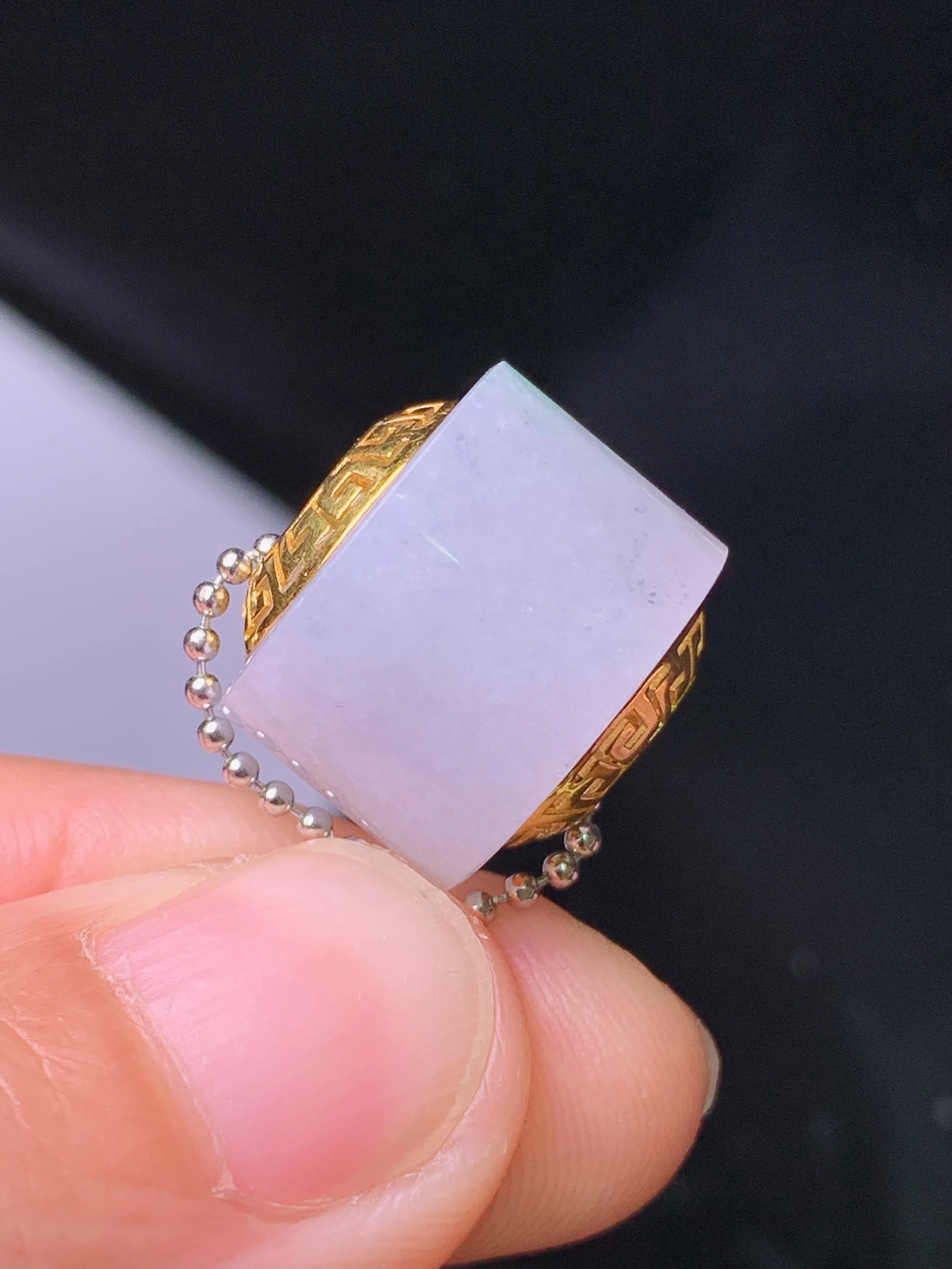 18k金镶嵌飘绿路路通吊坠 玉质细腻 色泽清新艳丽 裸石尺寸15.5*10.2