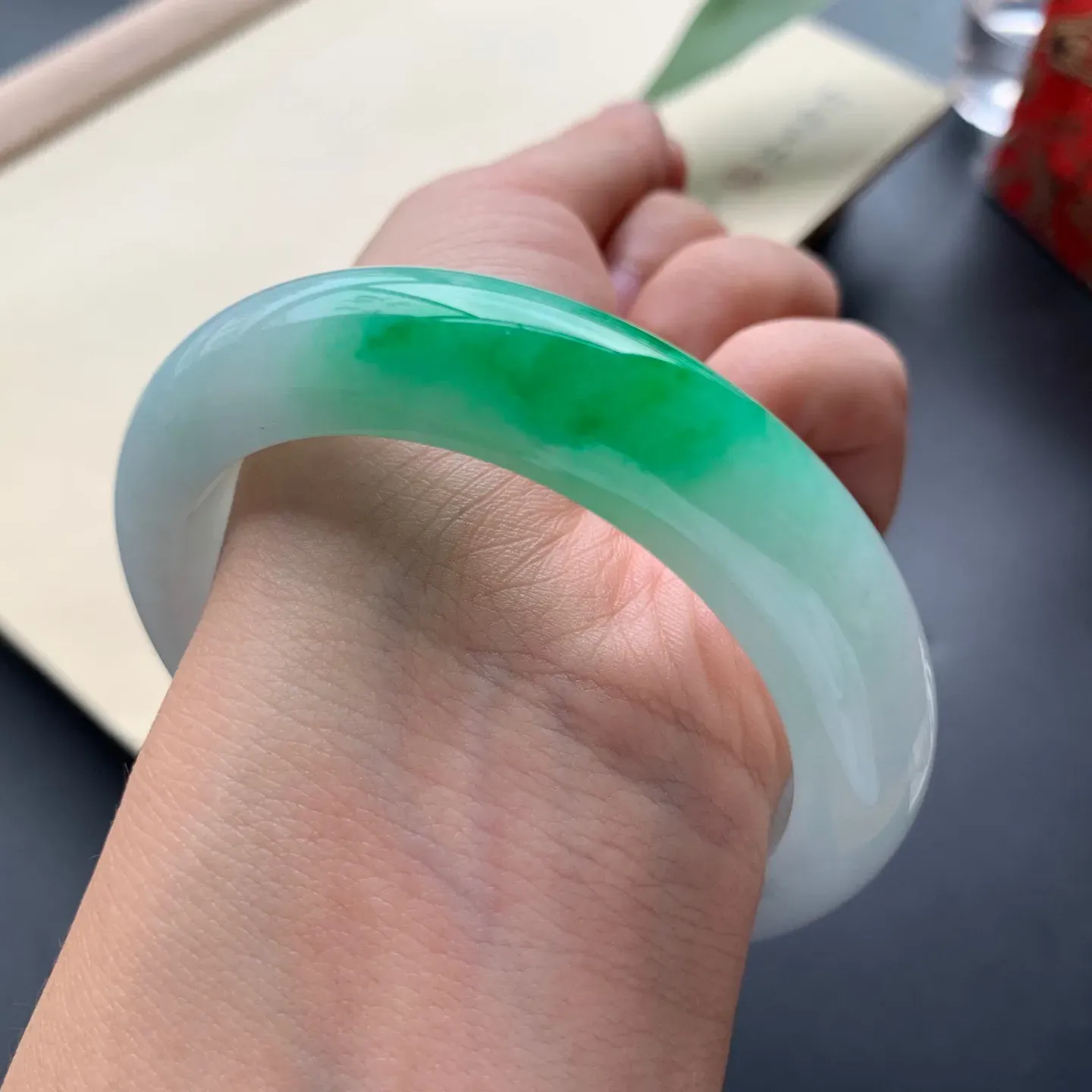 54.8圈口飘阳绿正圈手镯 尺寸：54.8-13-9，无纹裂，细腻光滑，优美迷人