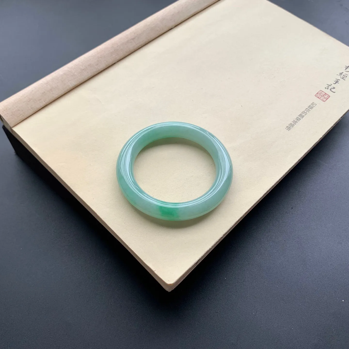 53.8圈囗飘绿圆条手镯 尺寸：53.8-10.8，细腻光滑，条形饱满