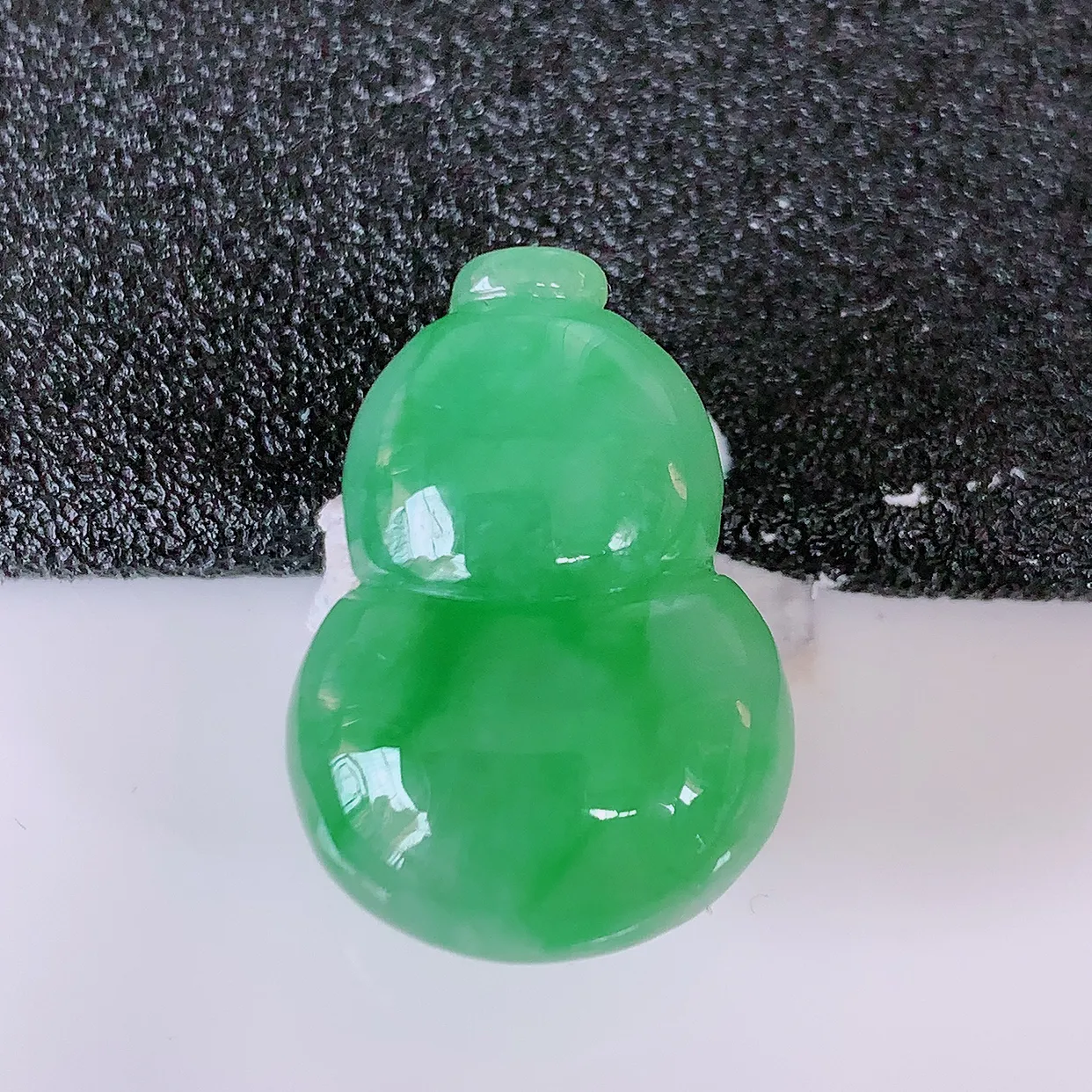 自然光实拍，冰润飘绿翡翠葫芦蛋面，种老水足，雕工精湛 ，寓意美好，镶嵌更靓， 佩戴时尚出众！#05.