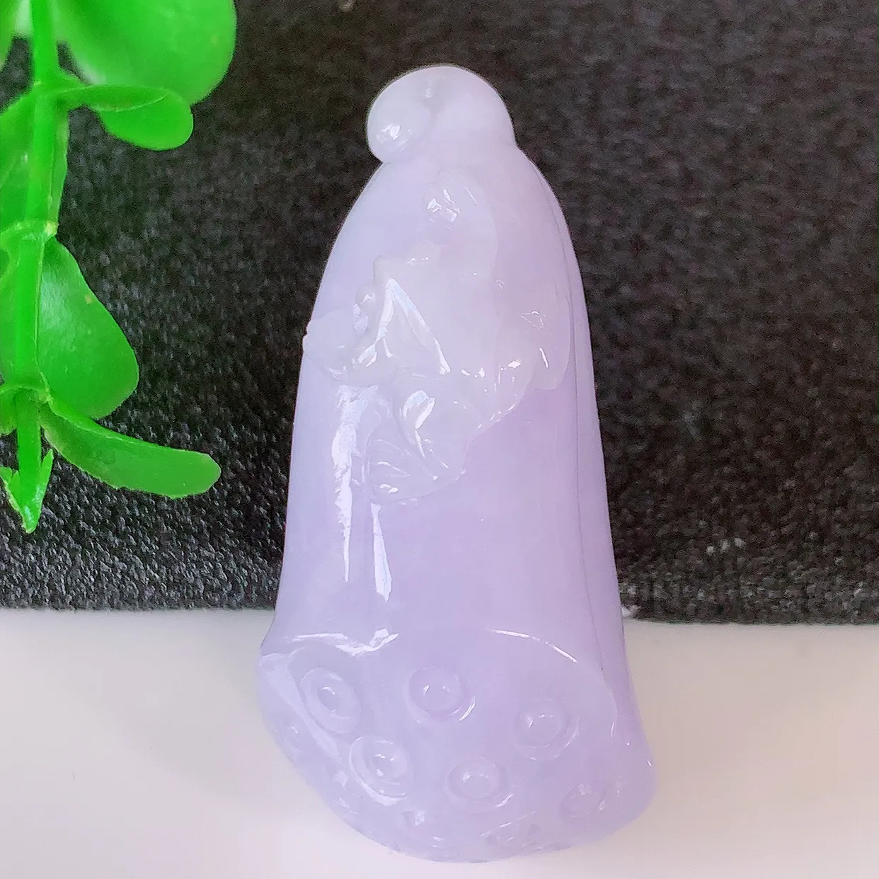 自然光实拍，冰润紫罗兰翡翠招财莲蓬吊坠，水润精细，寓意路路都通， 有着促进事业有运！#05.20