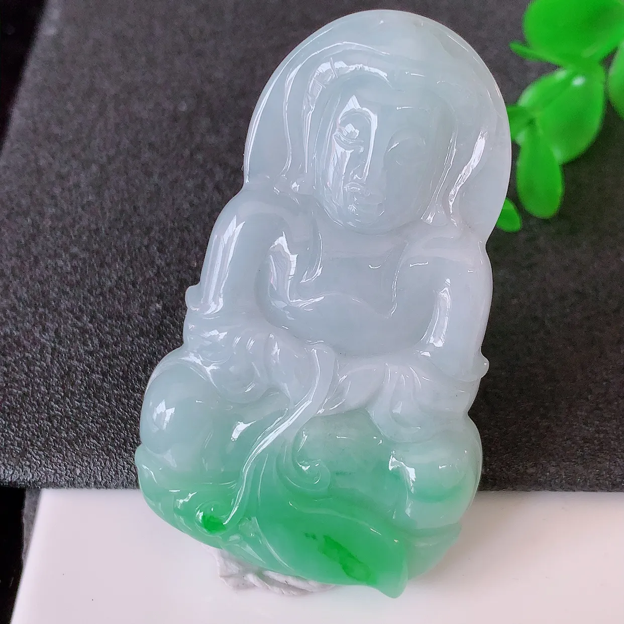 自然光实拍，冰润飘绿翡翠观音菩萨吊坠，赐福观音，玉润通透，慈祥端庄！#46.22