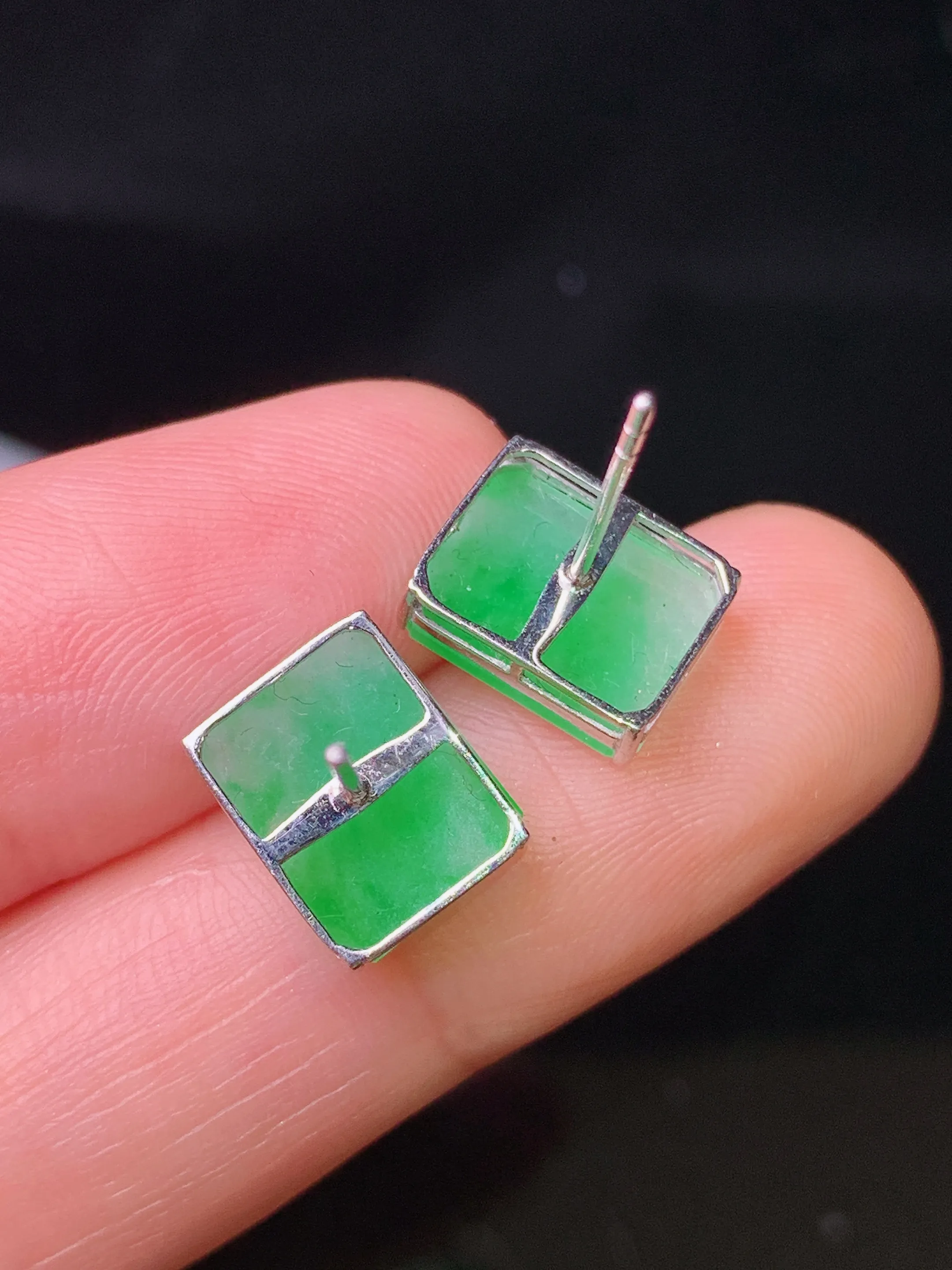 18k金镶嵌翠绿无事牌耳钉 玉质细腻 色泽清新艳丽 裸石尺寸10*8*2