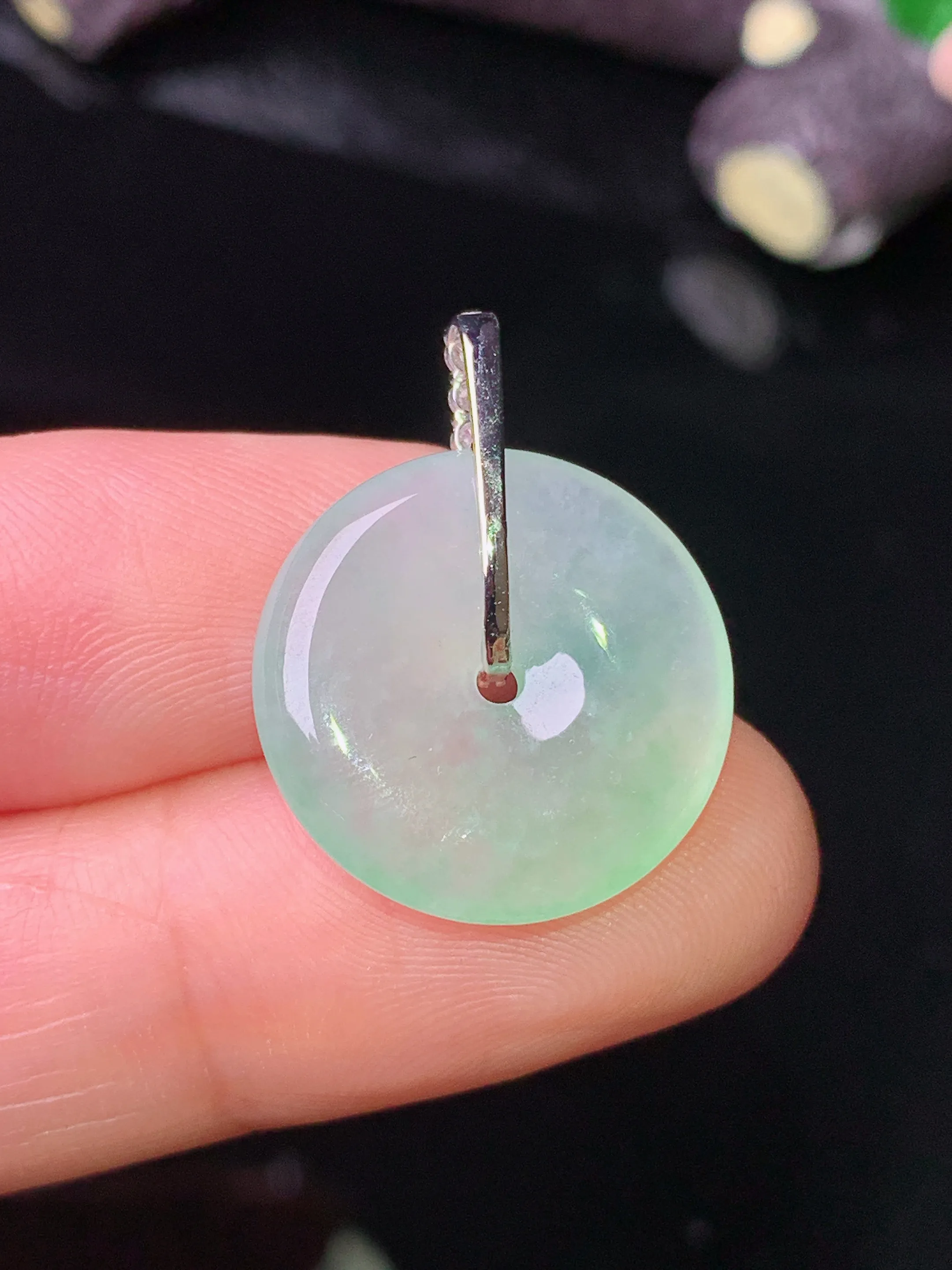 18k金钻镶嵌飘绿平安扣吊坠 玉质细腻 色泽清新艳丽 整体尺寸23.2*17.6*4