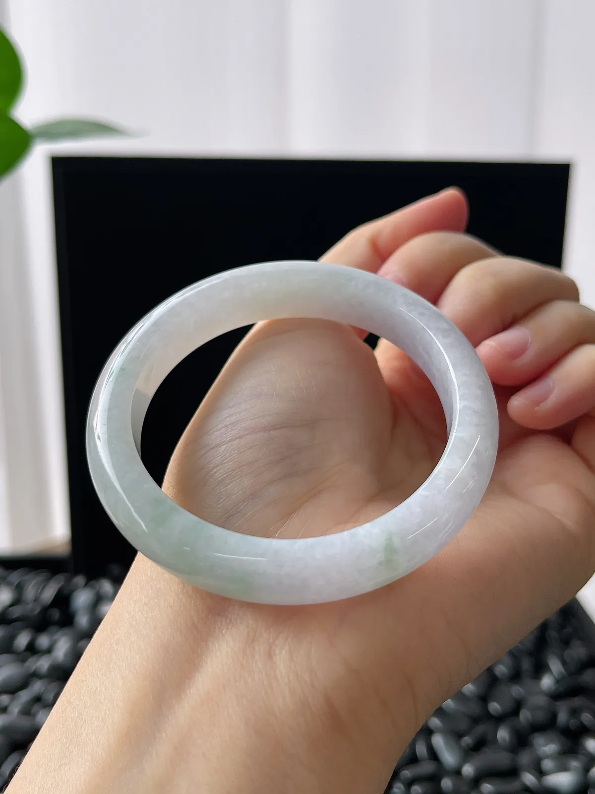 正圈52圈口，翡翠糯化种飘绿手镯