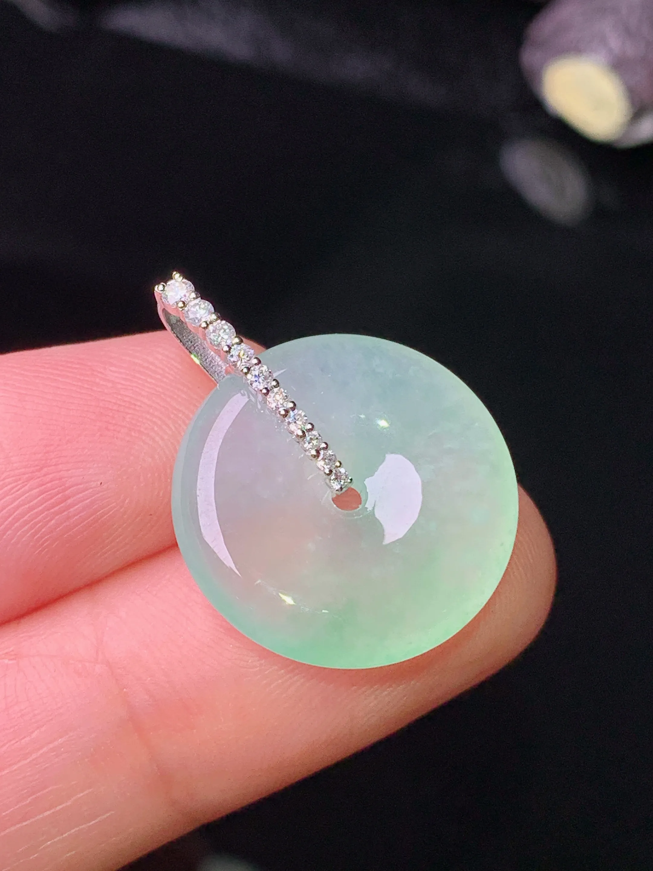 18k金钻镶嵌飘绿平安扣吊坠 玉质细腻 色泽清新艳丽 整体尺寸23.2*17.6*4