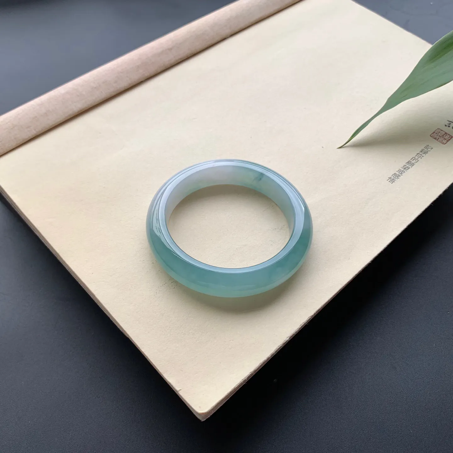 53.6圈口冰蓝底正圈手镯 尺寸：53.6-12.5-8.8，无纹裂，水润起胶，优雅迷人