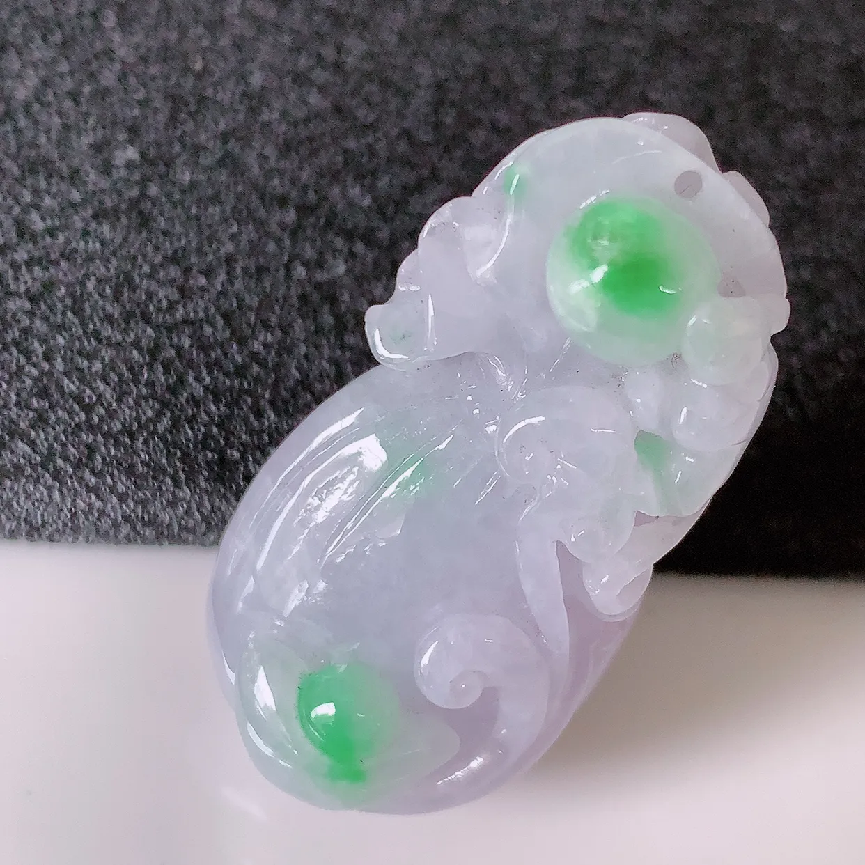 自然光实拍，冰润飘绿翡翠招财钱袋子吊坠，寓意“代代有福，代代有财，腰缠万贯”玉质细腻，佩戴效果佳！#02.25