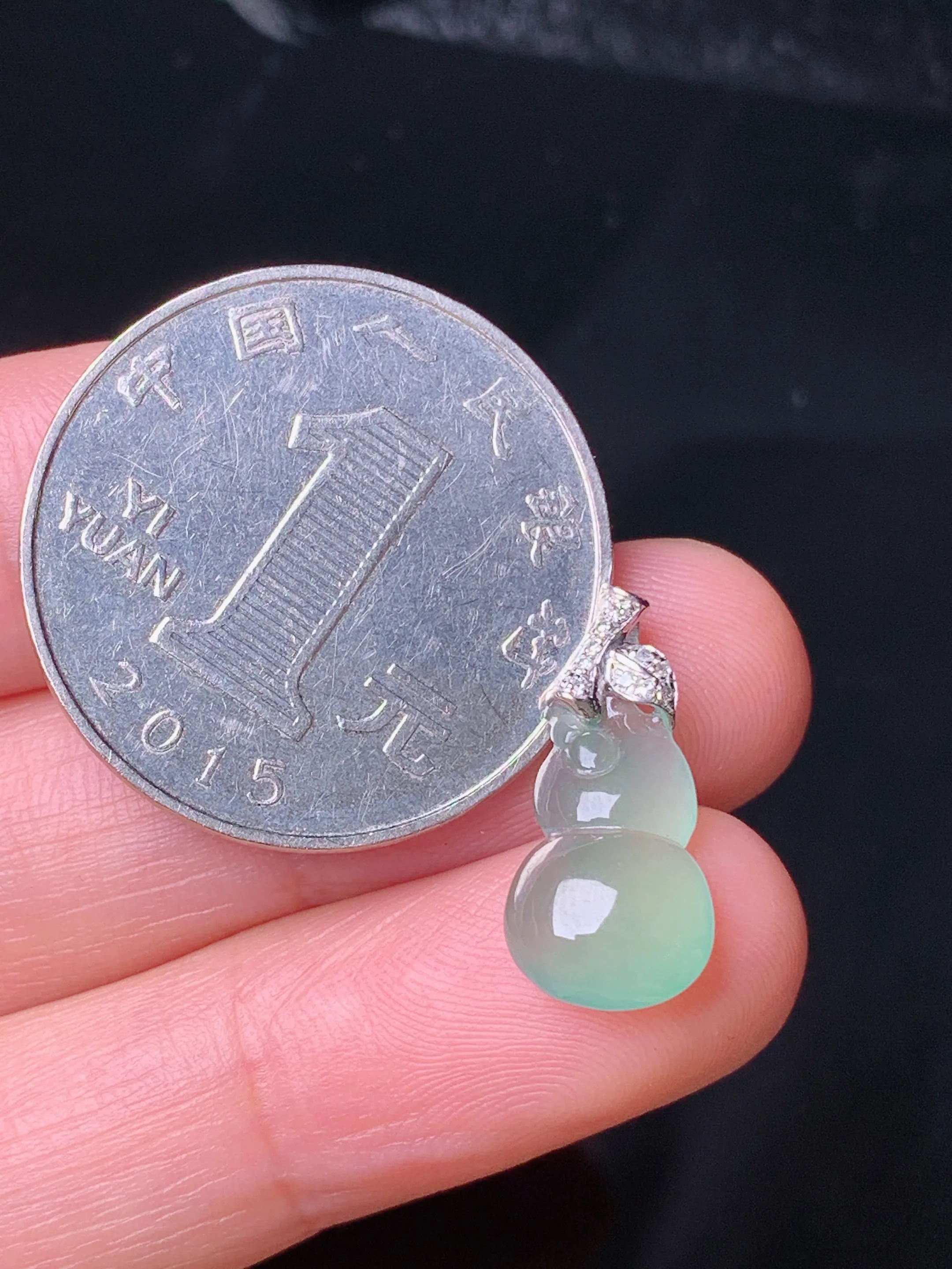 18k金钻镶嵌冰种浅绿葫芦吊坠 玉质细腻 色泽清新艳丽 整体尺寸18*8.3*3.6