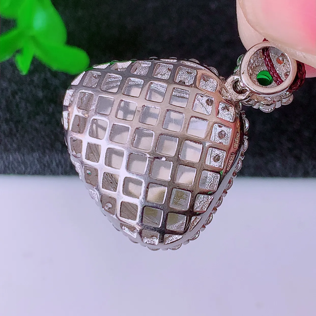 冰透满绿翡翠925银镶嵌佛公吊坠，自然光实拍，翠色灵动，颜色漂亮，种老水足，品相佳，佩戴佳品！#98.22整体24.5*20.5*9.2裸裸16.5*13