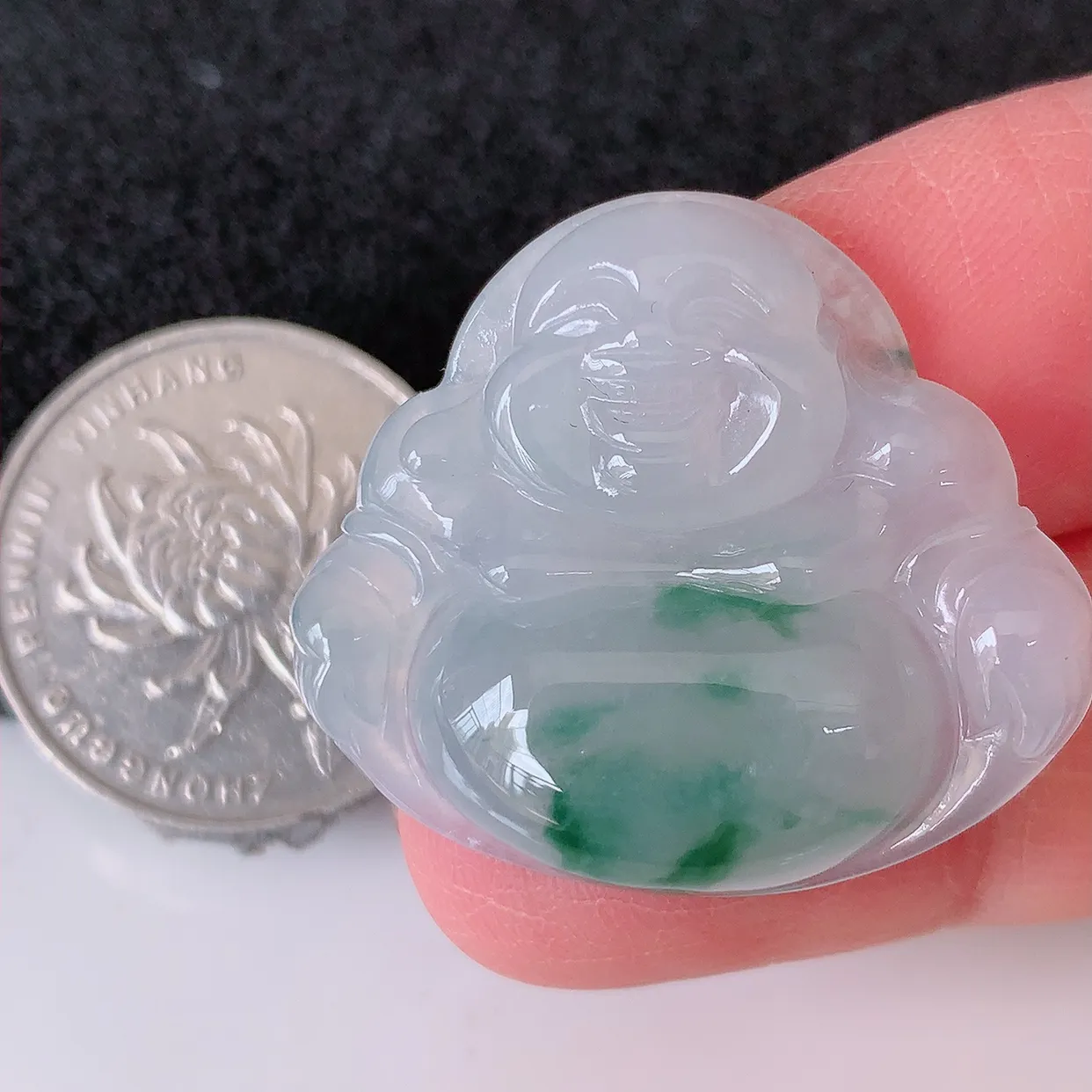 自然光实拍，冰种飘花翡翠佛公，水灵起胶，翠色迷人，佛公在心中，一生平安，饱满圆润，开怀大笑佛公，配戴灵气十足！#01.22