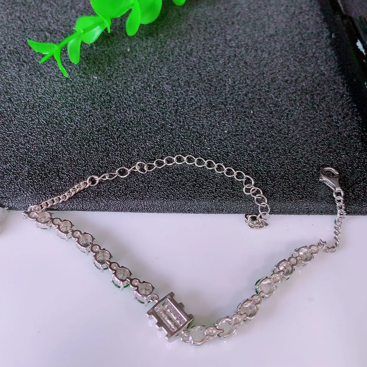 冰透满绿翡翠925银镶嵌手链，自然光实拍，翠色灵动，颜色漂亮，种老水足，品相佳，佩戴佳品！#97.20取一整体4.2*4.2-4 裸石4.2*4.2