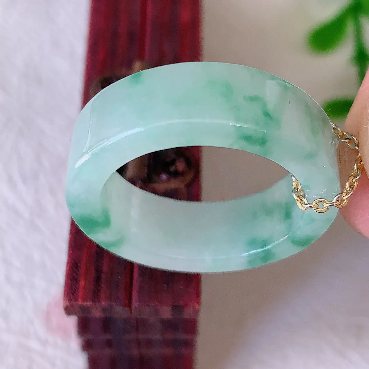 自然光实拍，18.4mm内径冰飘花翡翠指环，玉戒指，玉质莹润，好精美好冰润的指环， 18圈口，上手纤巧！#12.20尺寸18.4*6.6*3.2