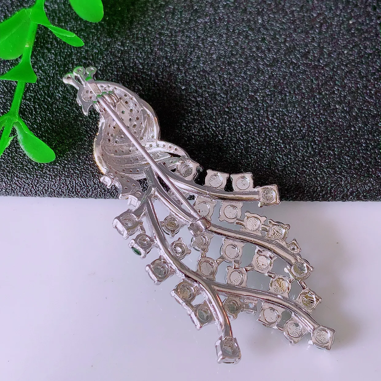 冰透满绿翡翠925银镶嵌凤凰胸针，自然光实拍，翠色灵动，颜色漂亮，种老水足，品相佳，佩戴佳品！#98.22整体55*22.5*8.5裸石2.8*2.8