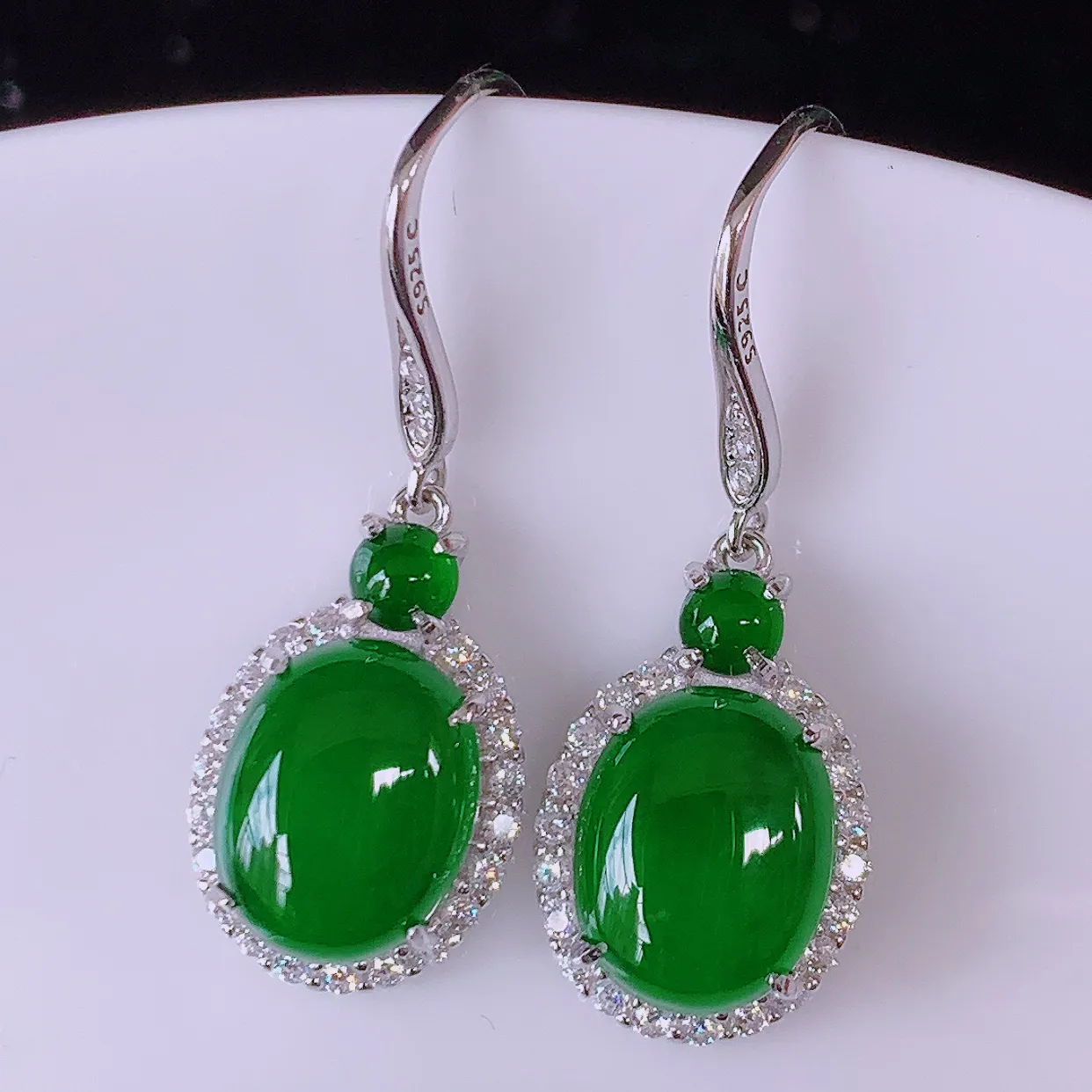 冰透满绿翡翠925银镶嵌耳坠，自然光实拍，翠色灵动，颜色漂亮，种老水足，品相佳，佩戴佳品！#97.2