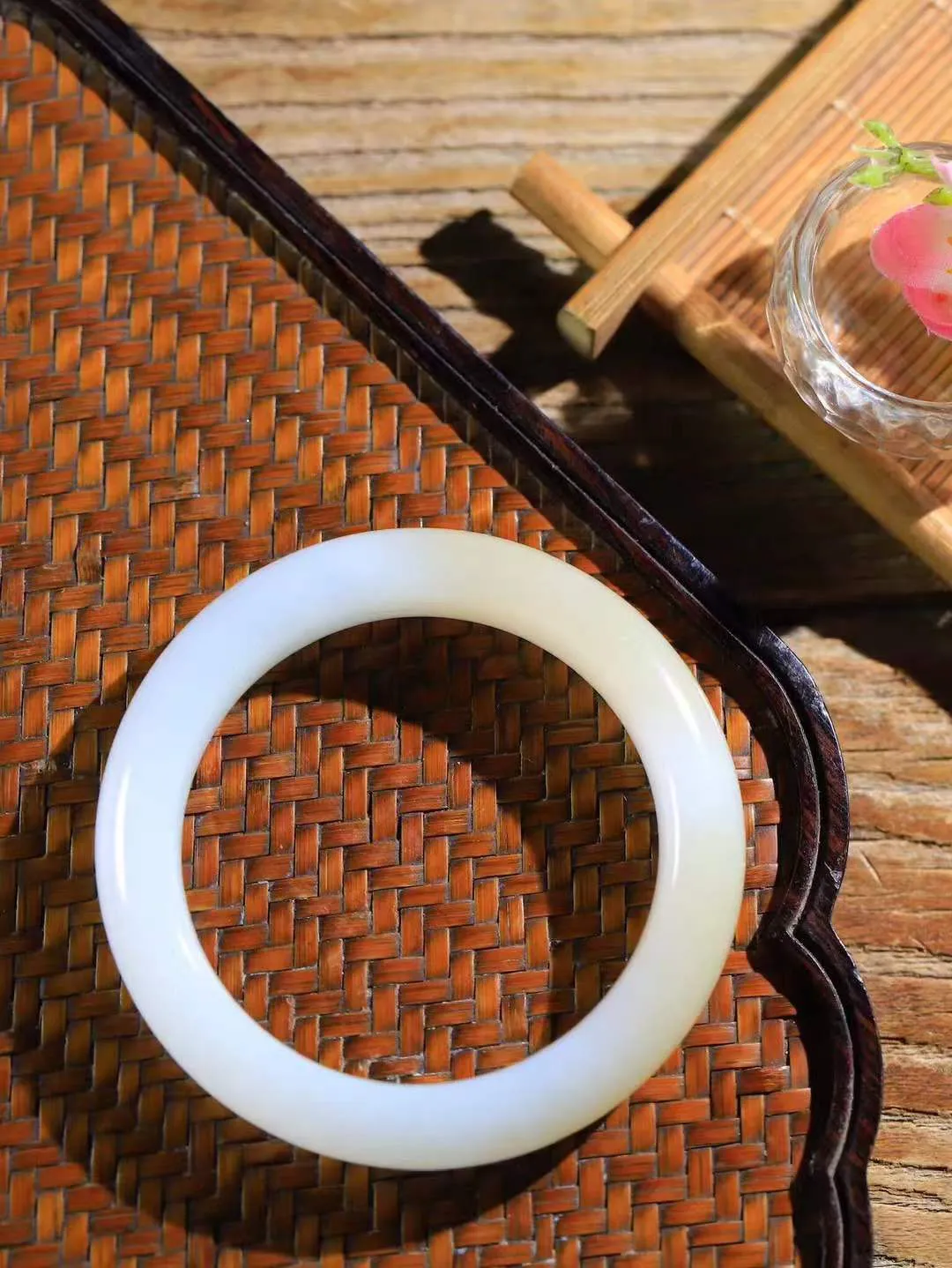 [温润如玉.手镯]

精品和田玉糖白玉手镯。玉质温润细腻 油性十足 手感舒适，高华雅逸，线条流畅，简约大气，美自天成，素雅高贵。佩戴于腕间，婉约之美，举手投足间透出那份低调奢华。重64.5克 内径56mm尺寸12.9-10.2mm 781152414A