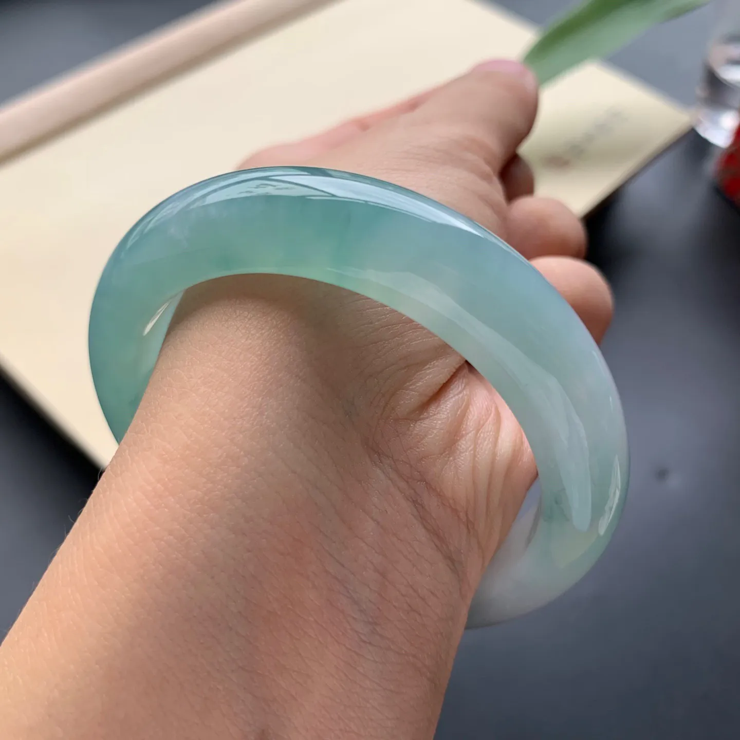 53.6圈口冰蓝底正圈手镯 尺寸：53.6-12.5-8.8，无纹裂，水润起胶，优雅迷人